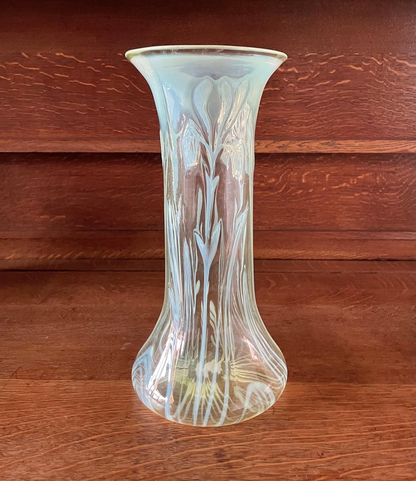 Vaso di grandi dimensioni in vetro vaselina Arts & Crafts con motivo a iris opalino

Forma cilindrica con base svasata

John Walsh Walsh

Circa 1900

Altezza 34 cm. Diametro 17 cm.

John Walsh Walsh

John Walsh Walsh era un uomo d'affari di successo