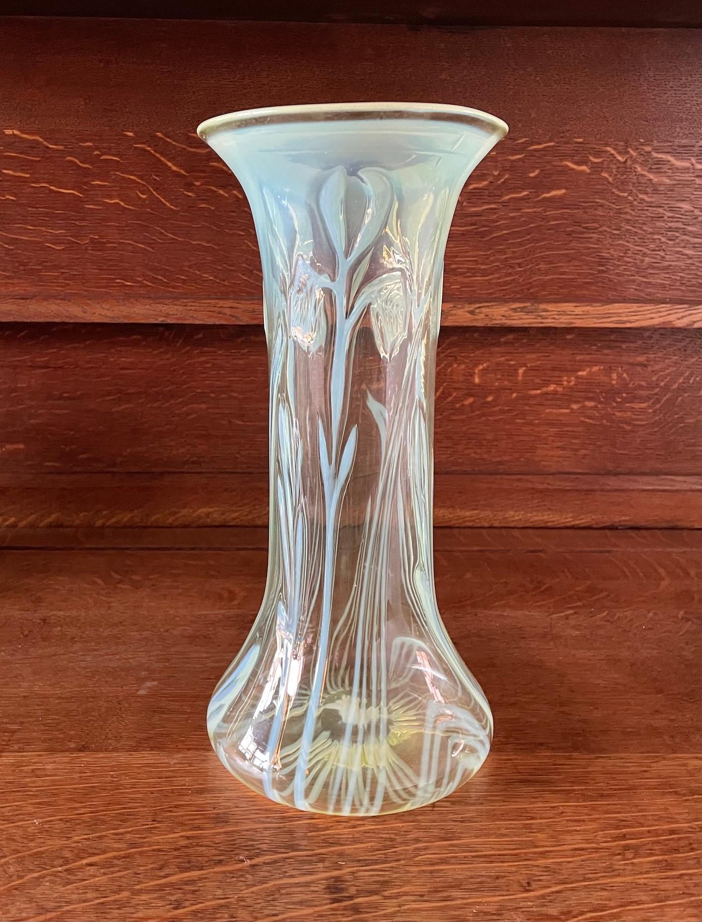 Arts and Crafts Vaso in vetro di vaselina grande di John Walsh Walsh in vendita
