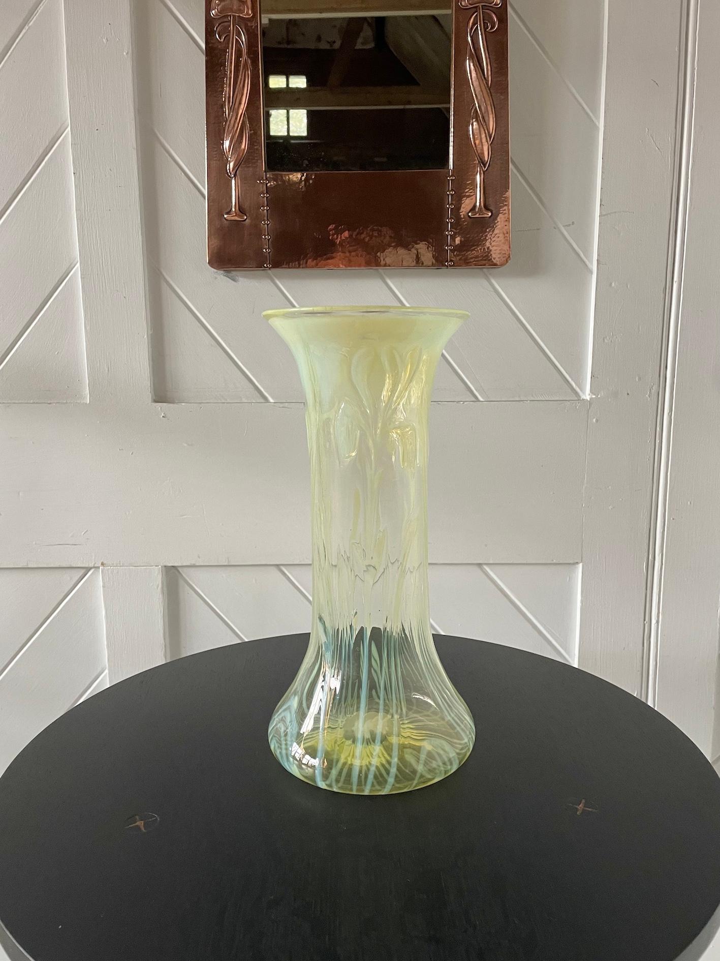 Inizio XX secolo Vaso in vetro di vaselina grande di John Walsh Walsh in vendita