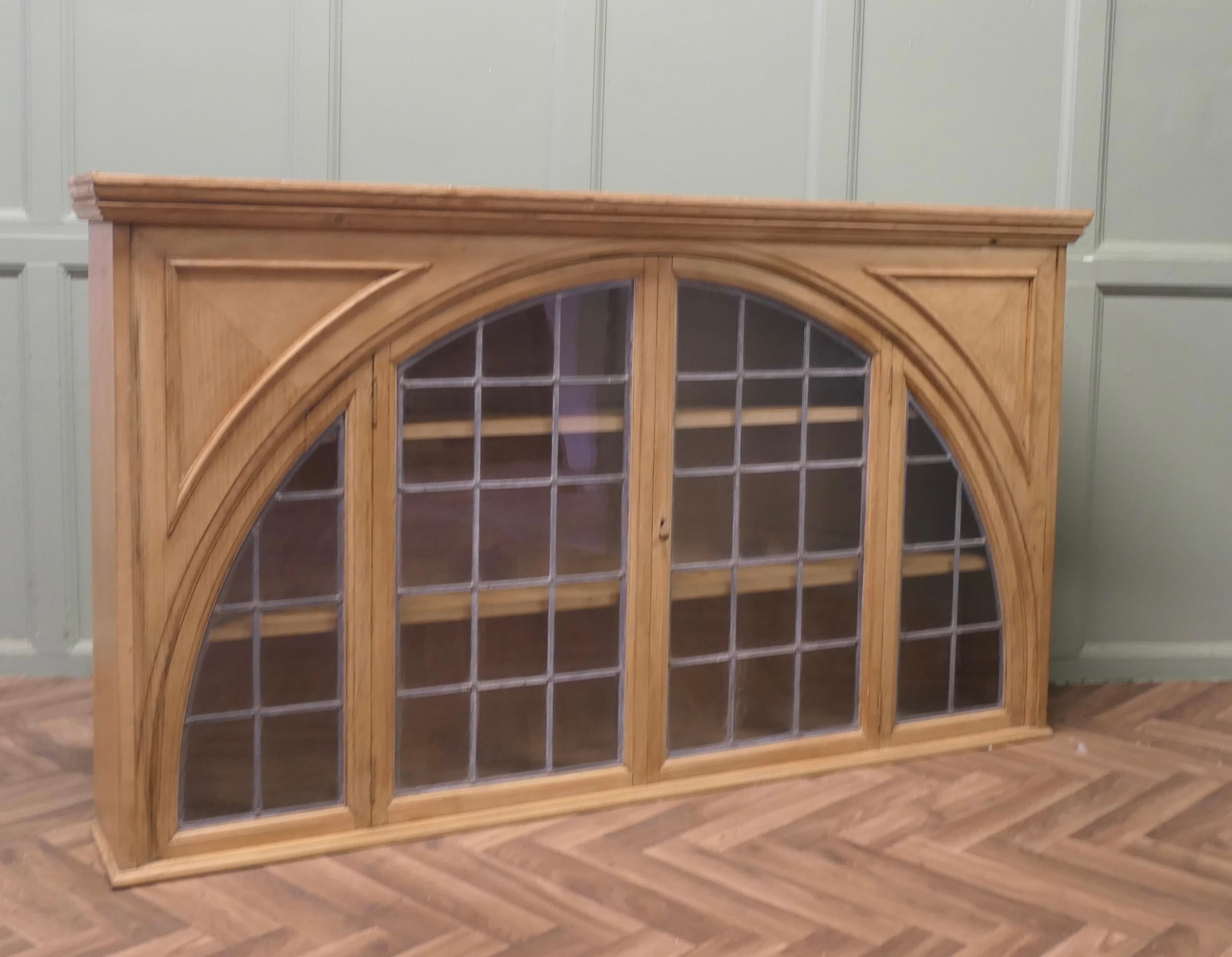 Arts and Crafts Armadio in pino con vetro al piombo di Arts & Crafts in vendita