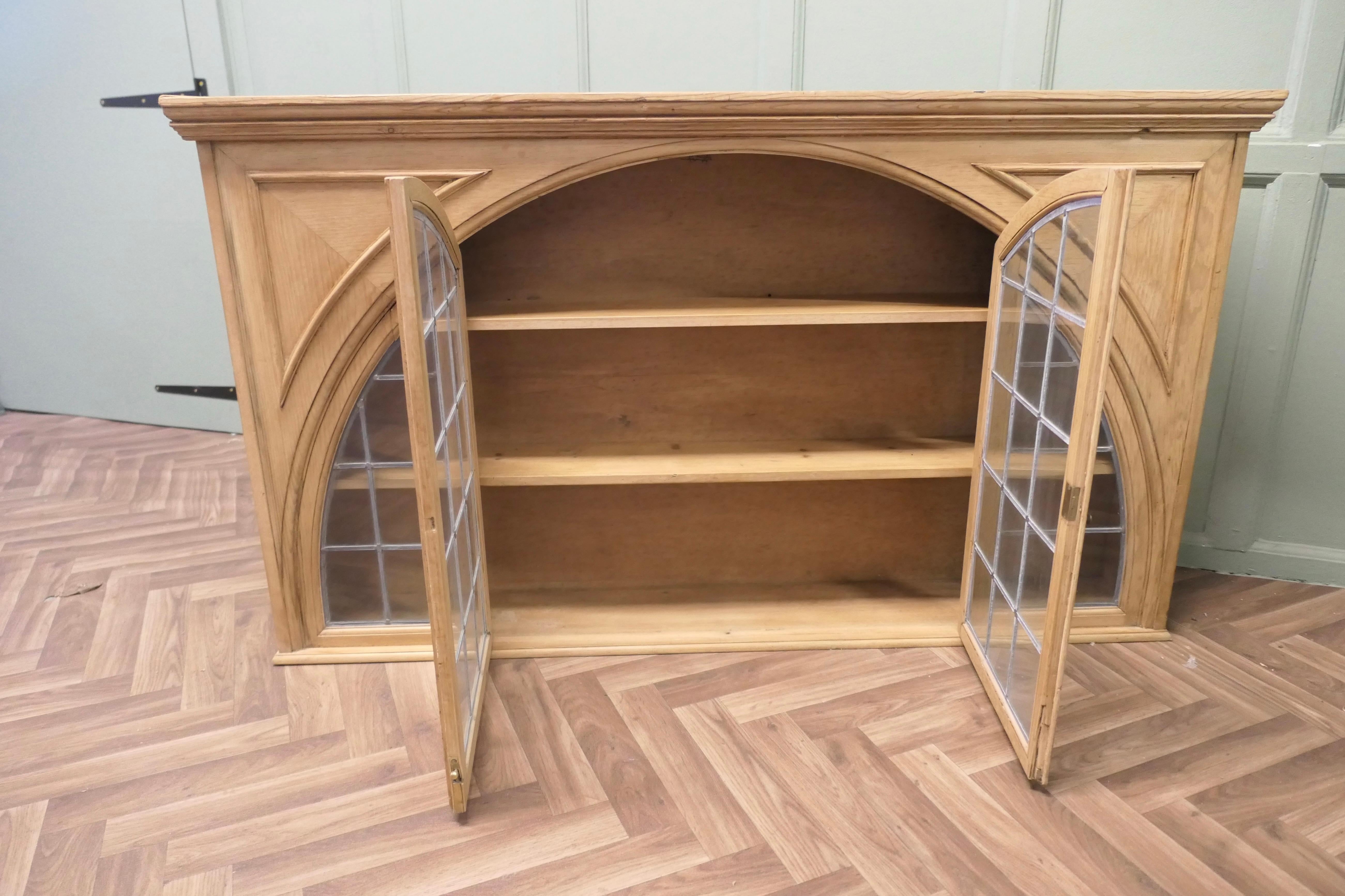 Armadio in pino con vetro al piombo di Arts & Crafts In condizioni buone in vendita a Godshill, Isle of Wight