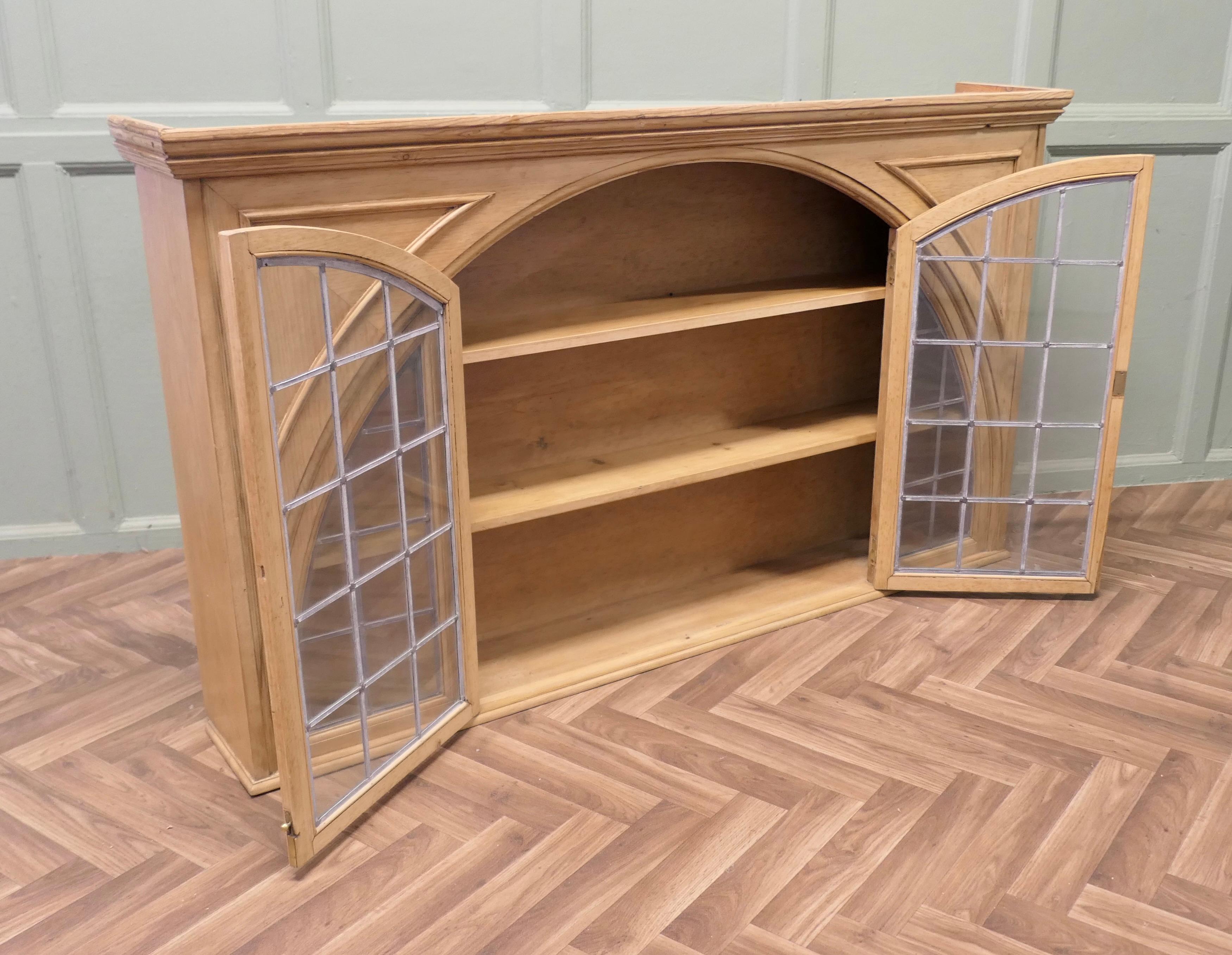 Metà XX secolo Armadio in pino con vetro al piombo di Arts & Crafts in vendita