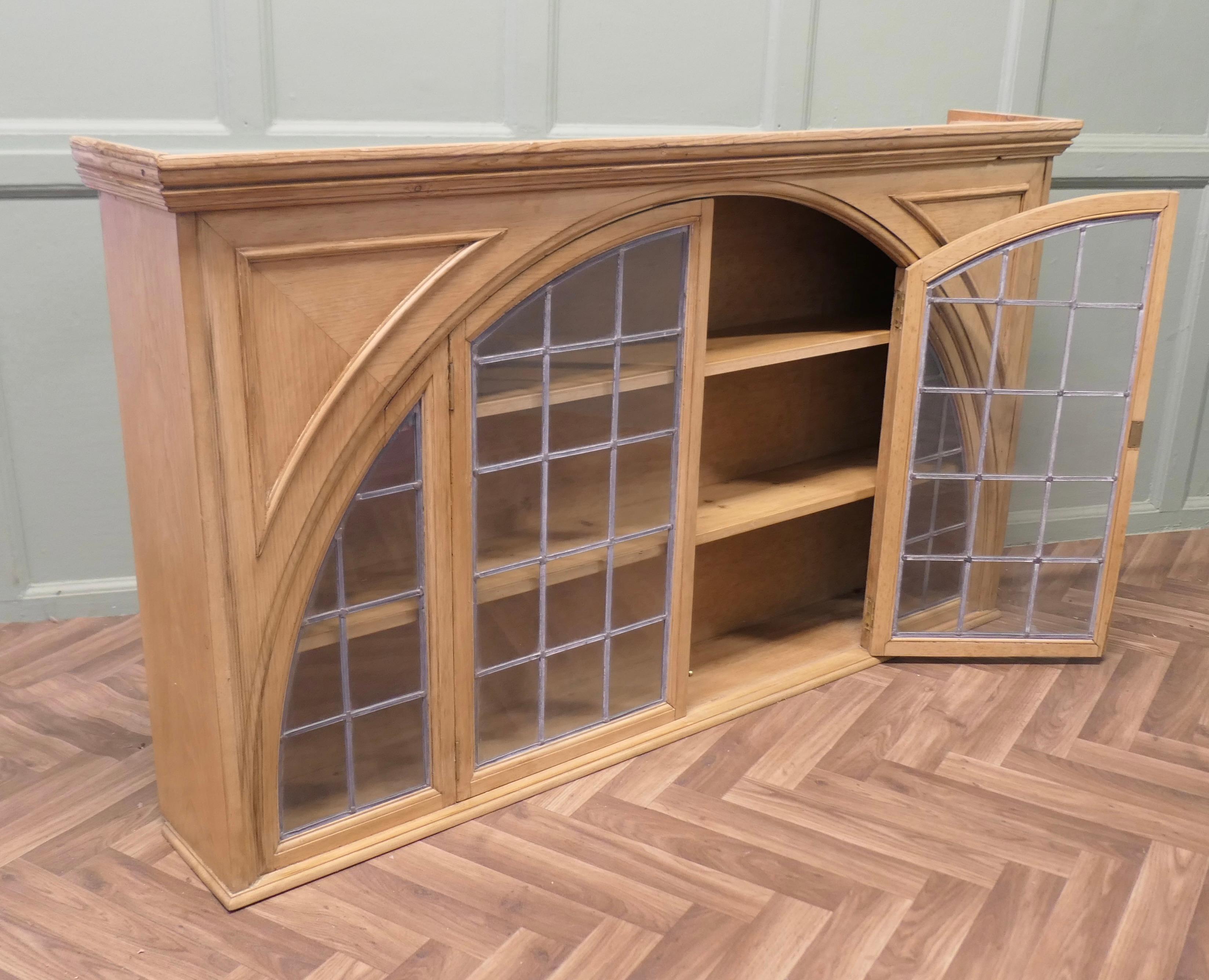 Pino Armadio in pino con vetro al piombo di Arts & Crafts in vendita