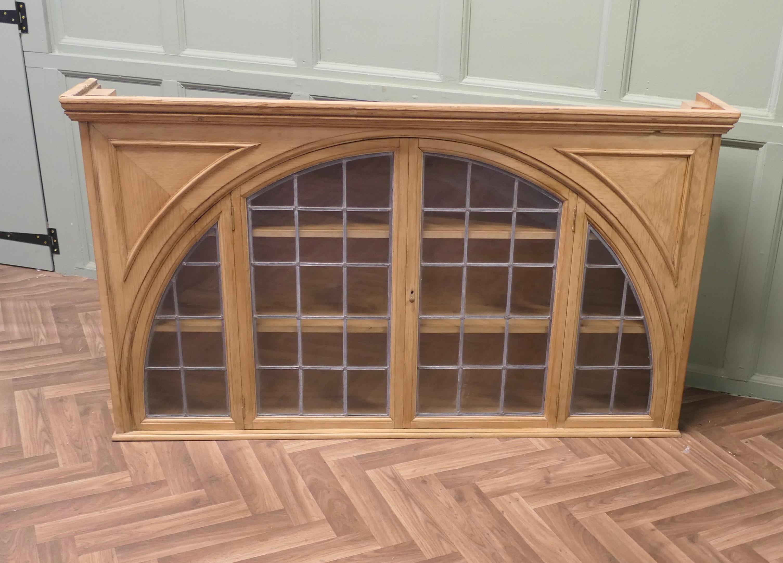 Armadio in pino con vetro al piombo di Arts & Crafts in vendita 1