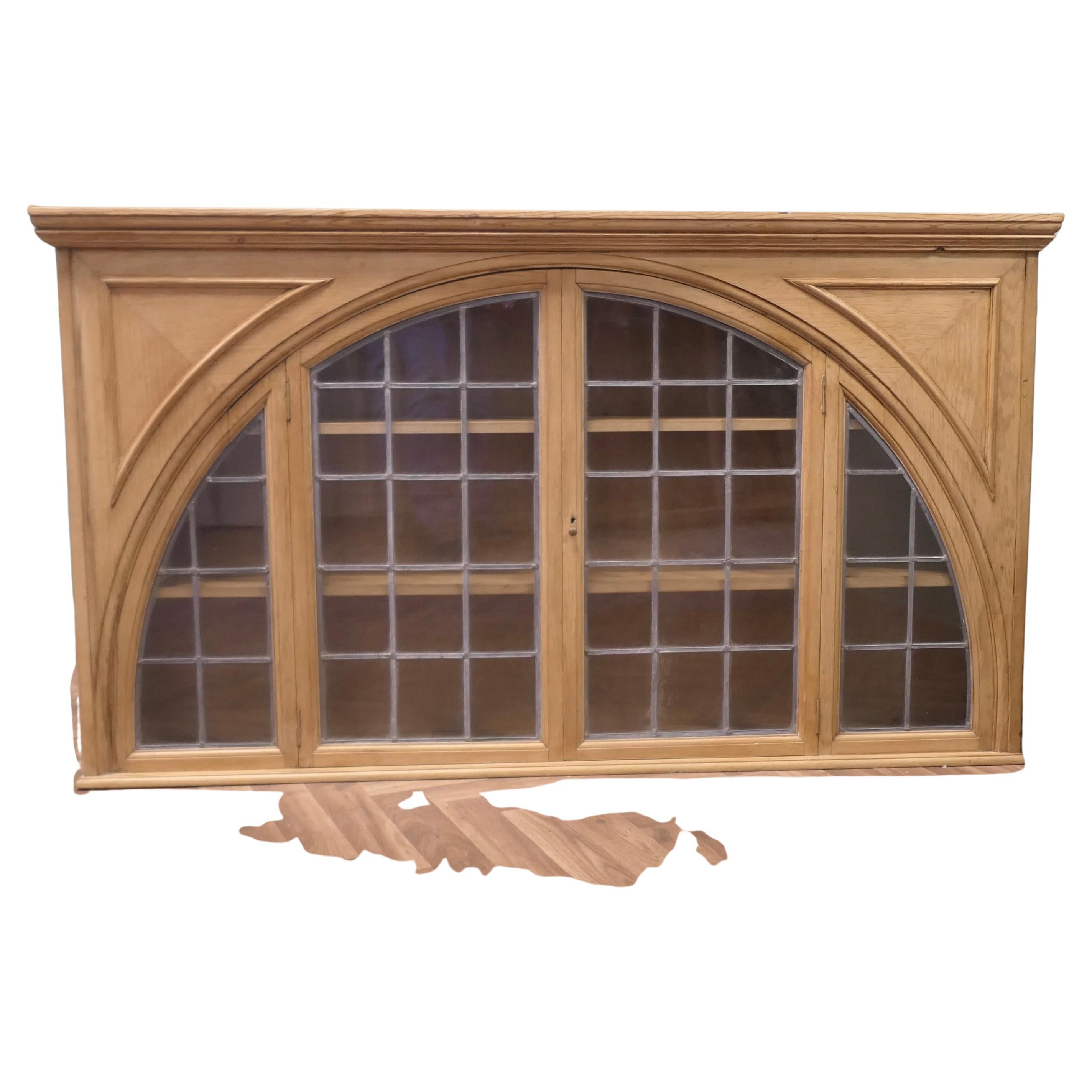 Armadio in pino con vetro al piombo di Arts 
Crafts in vendita