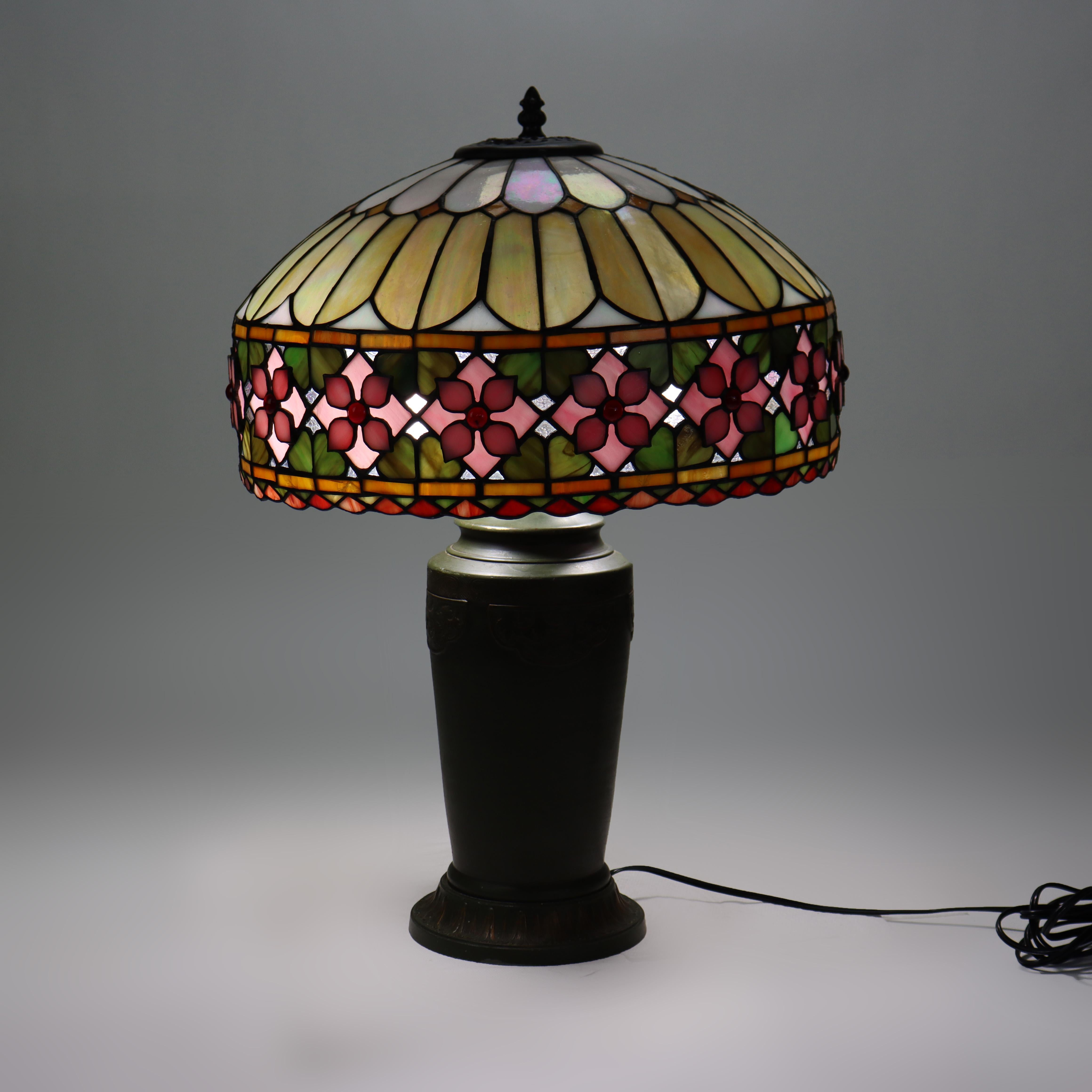 Arts & Crafts Leaded Stained Glass Table Lamp 20thC For Sale 5