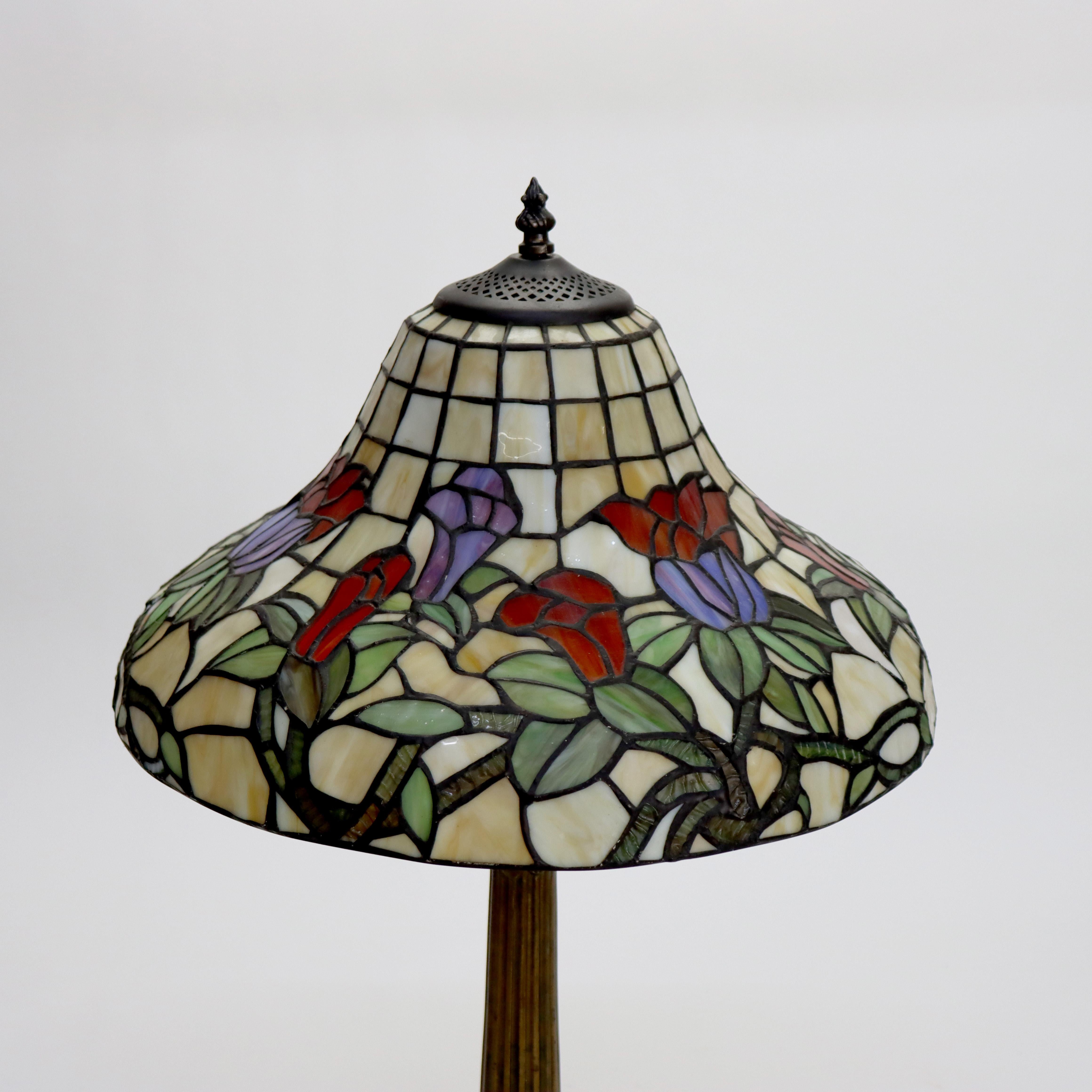 Lámpara de sobremesa Arts & Crafts Leaded Stained glass 20thC.   
Medidas - 24,5