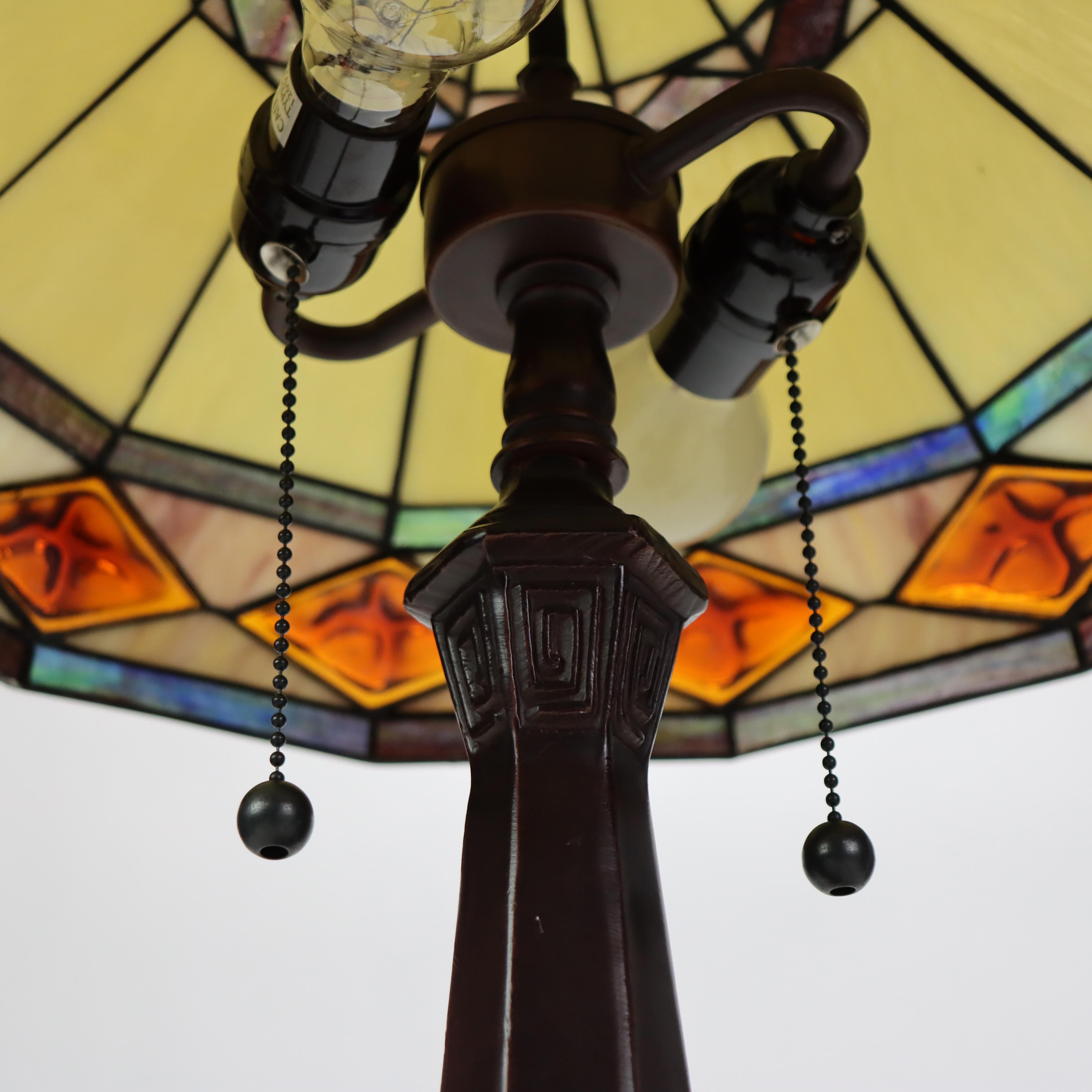 Lampada da tavolo in vetro colorato a piombo Arts & Crafts 20° secolo.   
Misure: 24