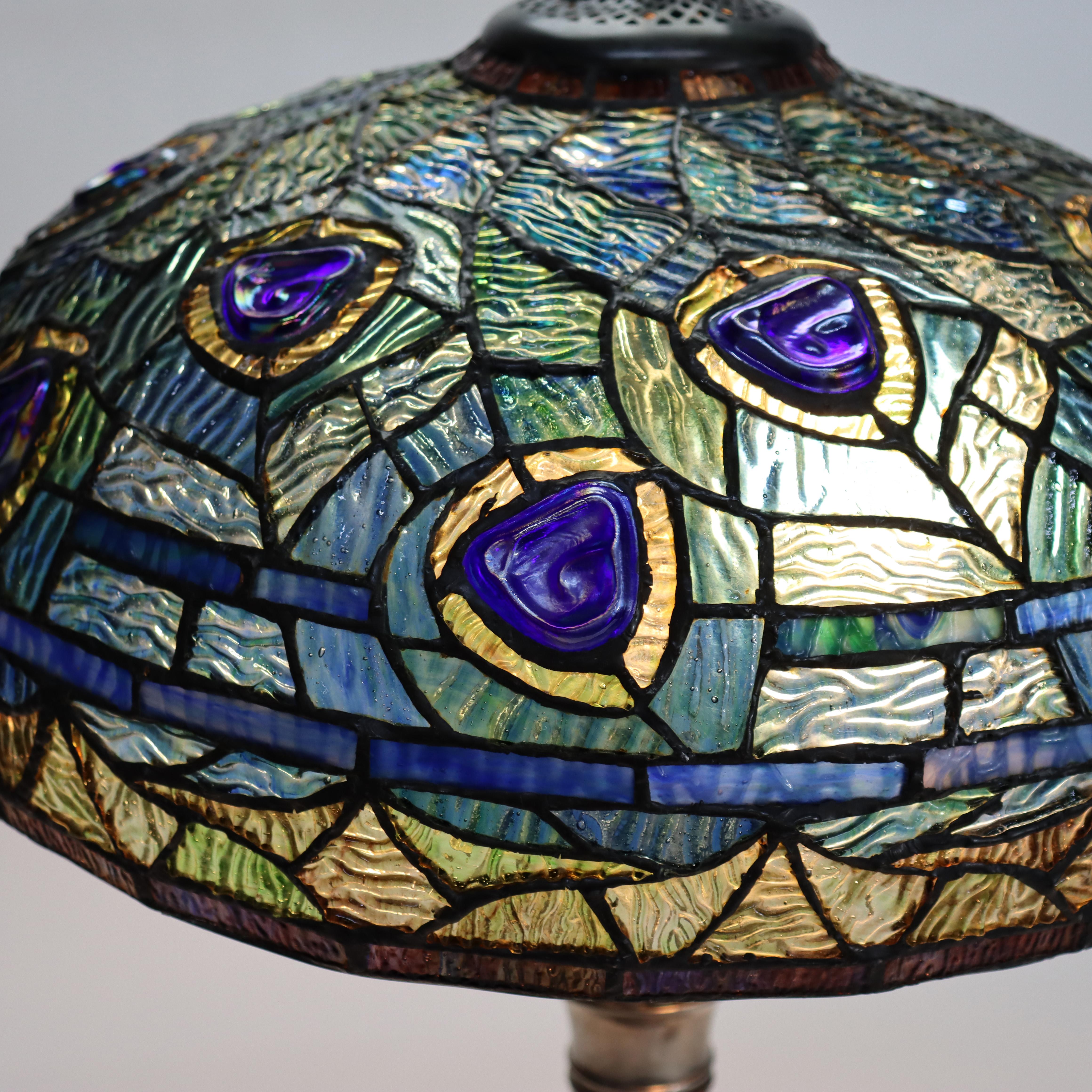 Lampada da tavolo in vetro colorato a piombo Arts & Crafts 20° secolo.   
Misure: 28