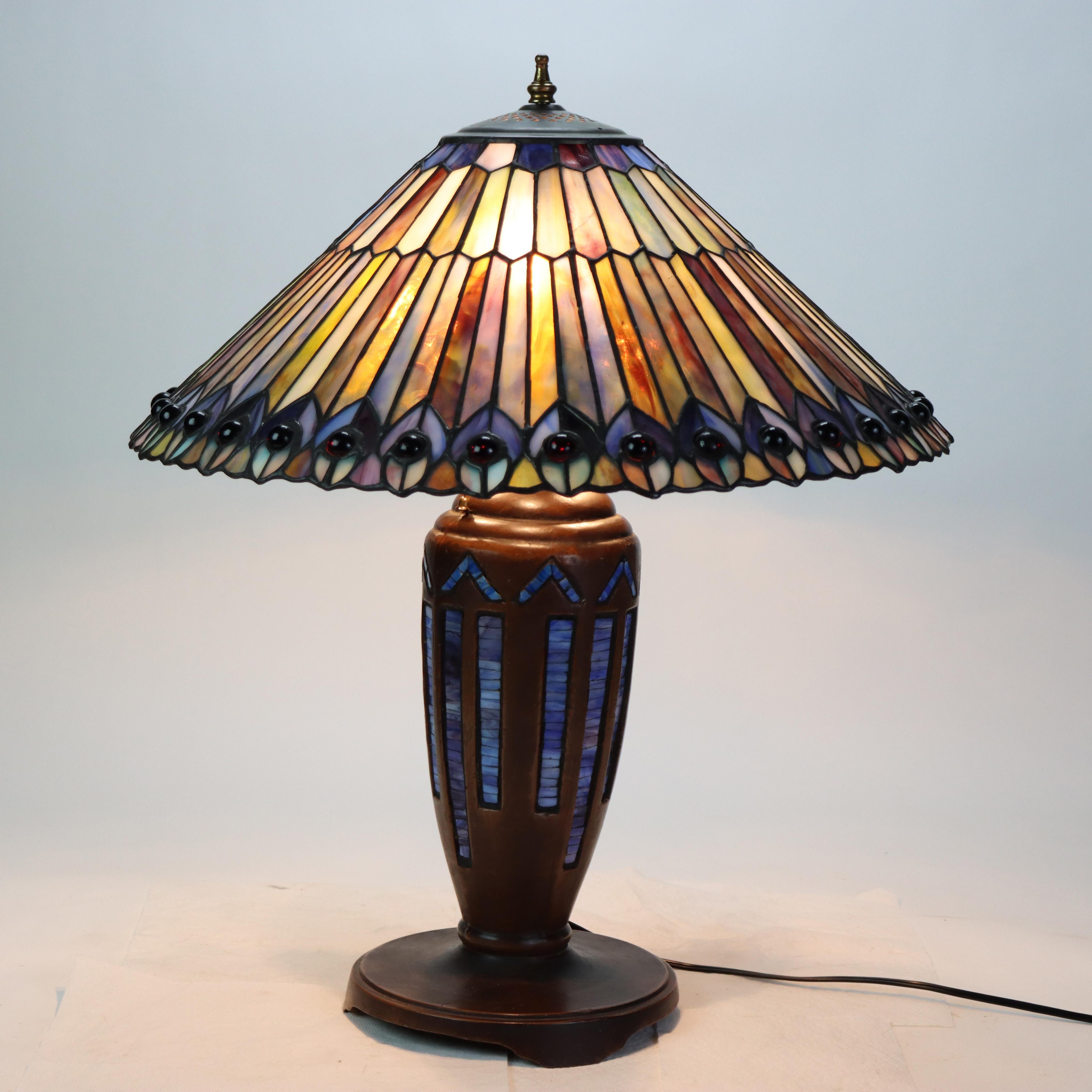 Lampada da tavolo in vetro colorato a piombo Arts & Crafts 20° secolo.   
Misure: 24,25 