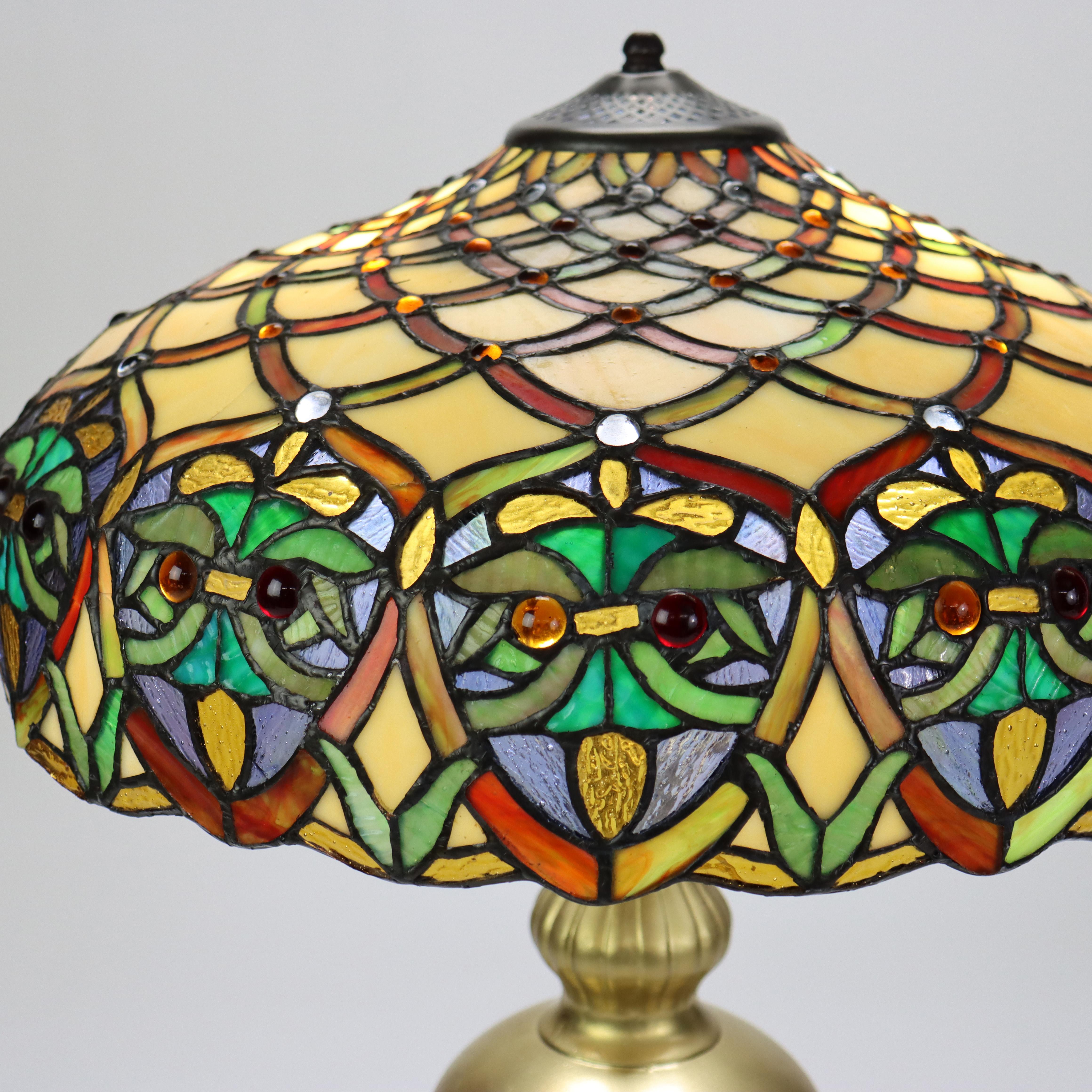 Lampada da tavolo in vetro colorato a piombo Arts & Crafts 20° secolo.   
Misure: 21,75