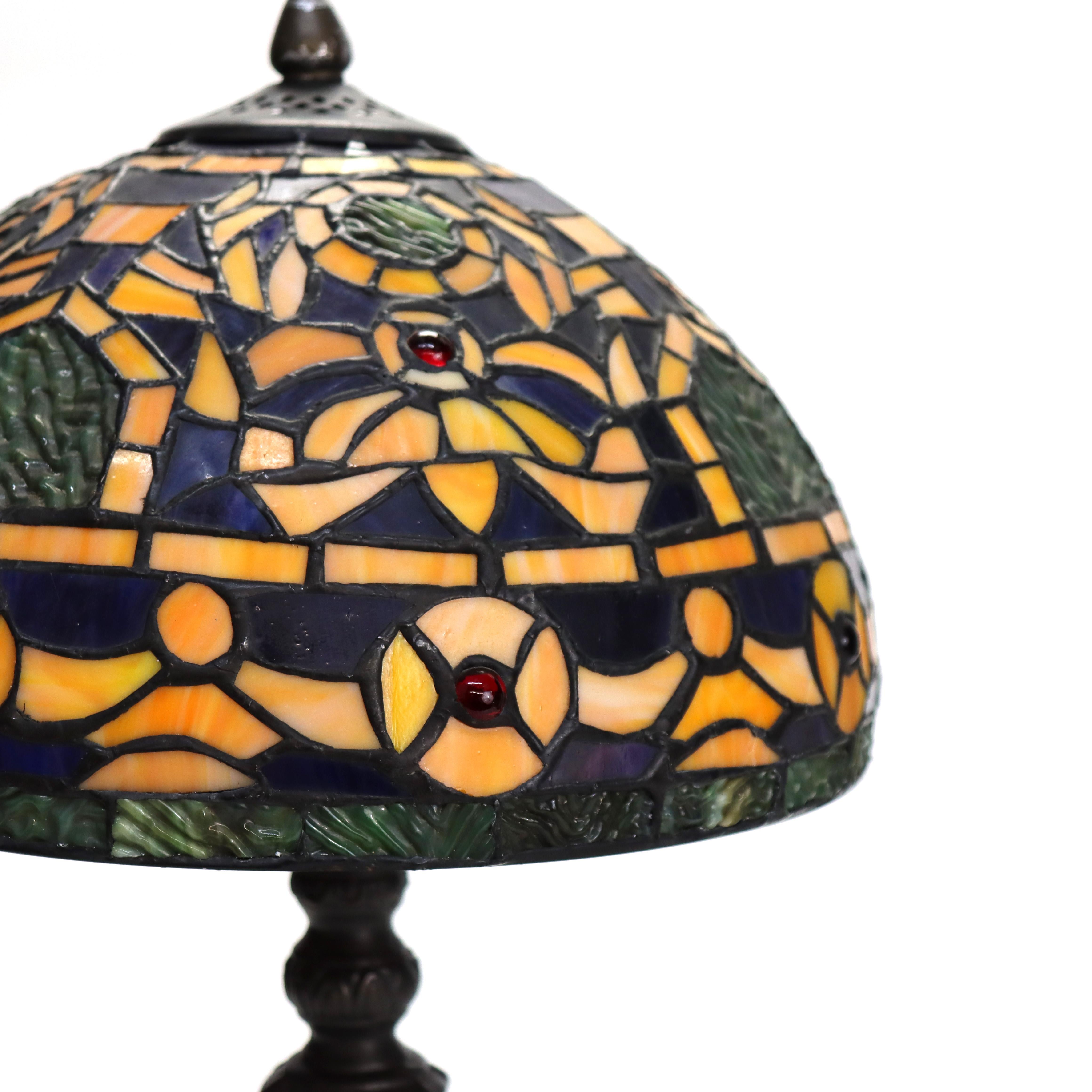 Lampada da tavolo in vetro colorato a piombo Arts & Crafts 20° secolo.  
Misure: 20,5