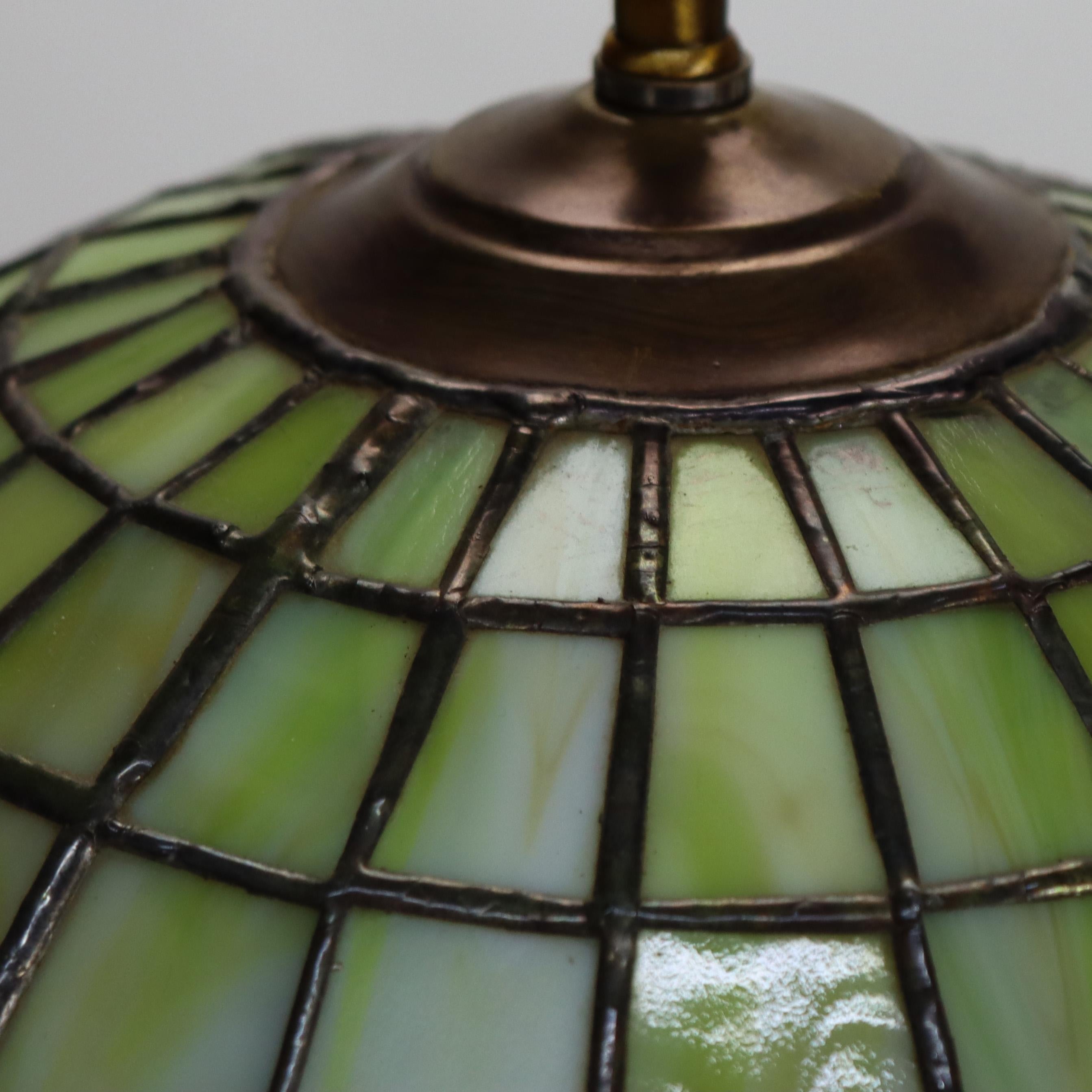 Lampada da tavolo in vetro colorato a piombo Arts & Crafts 20° secolo.   
Misure: 22,75 