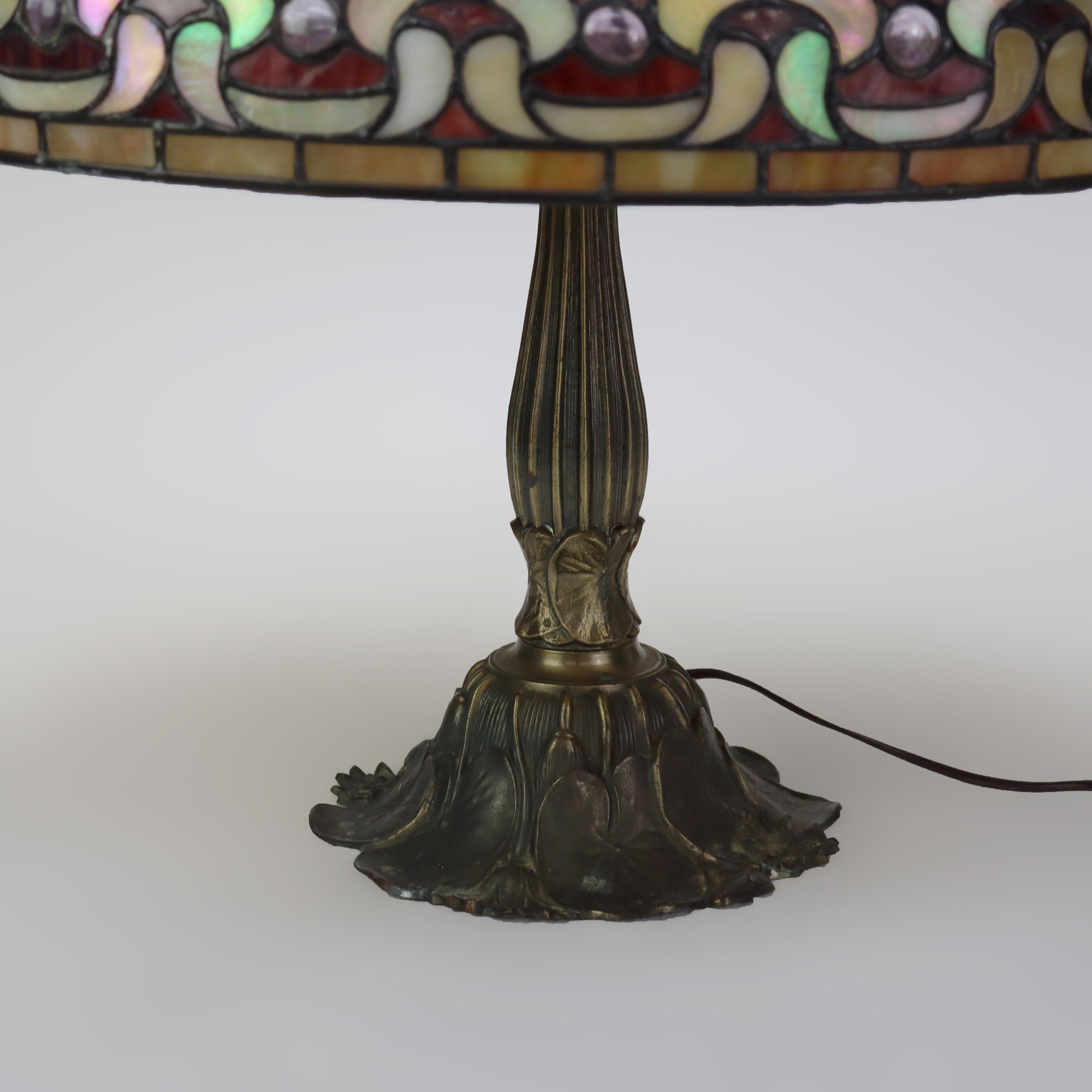 Lampe de table en verre plombé Arts & Crafts 20ème siècle.   
Dimensions - 22,5 