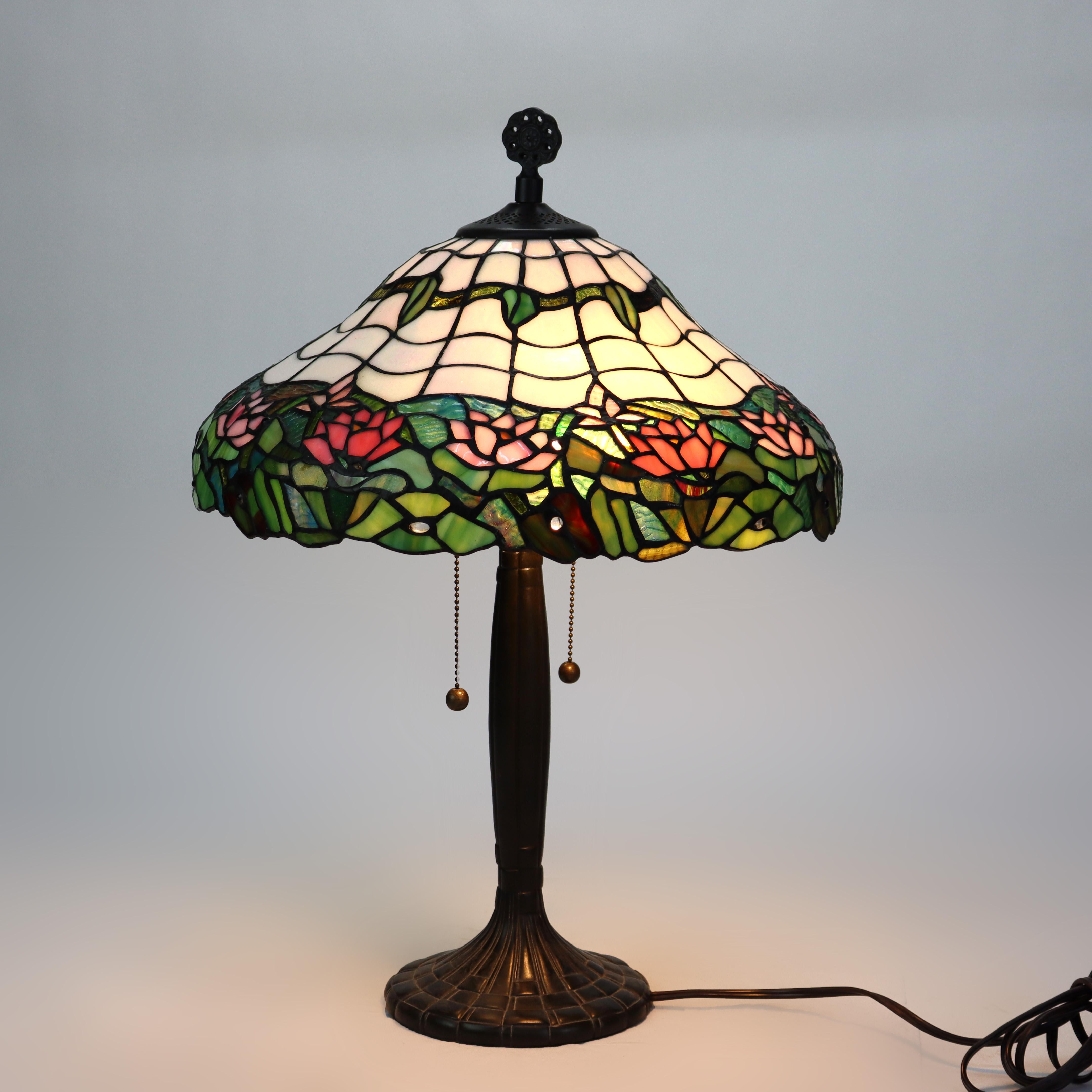 Lámpara de sobremesa Arts & Crafts Leaded Stained glass 20thC.   
Medidas: 23,25