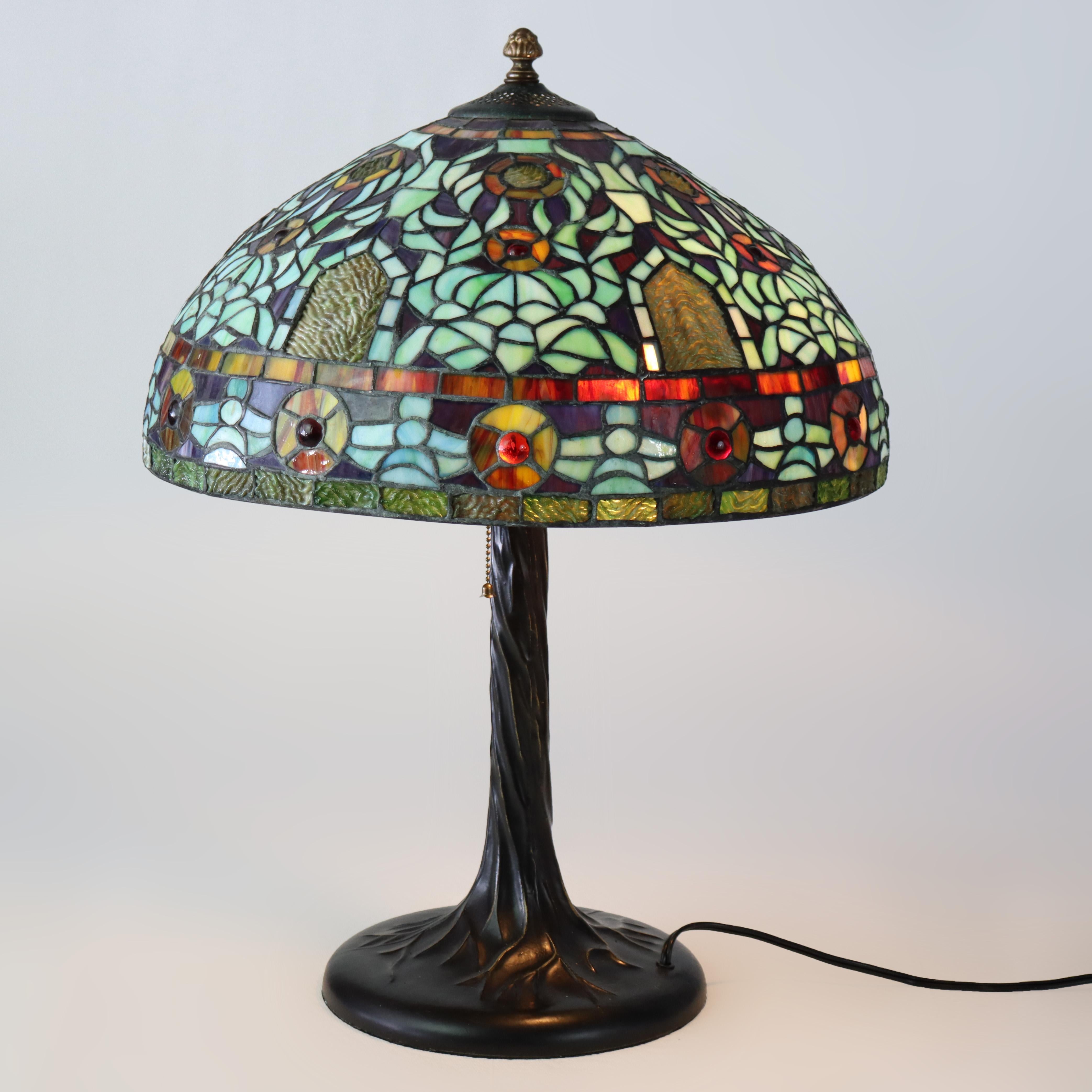 Lampe de table en verre plombé Arts & Crafts 20ème siècle.     
Dimensions - 24.25 
