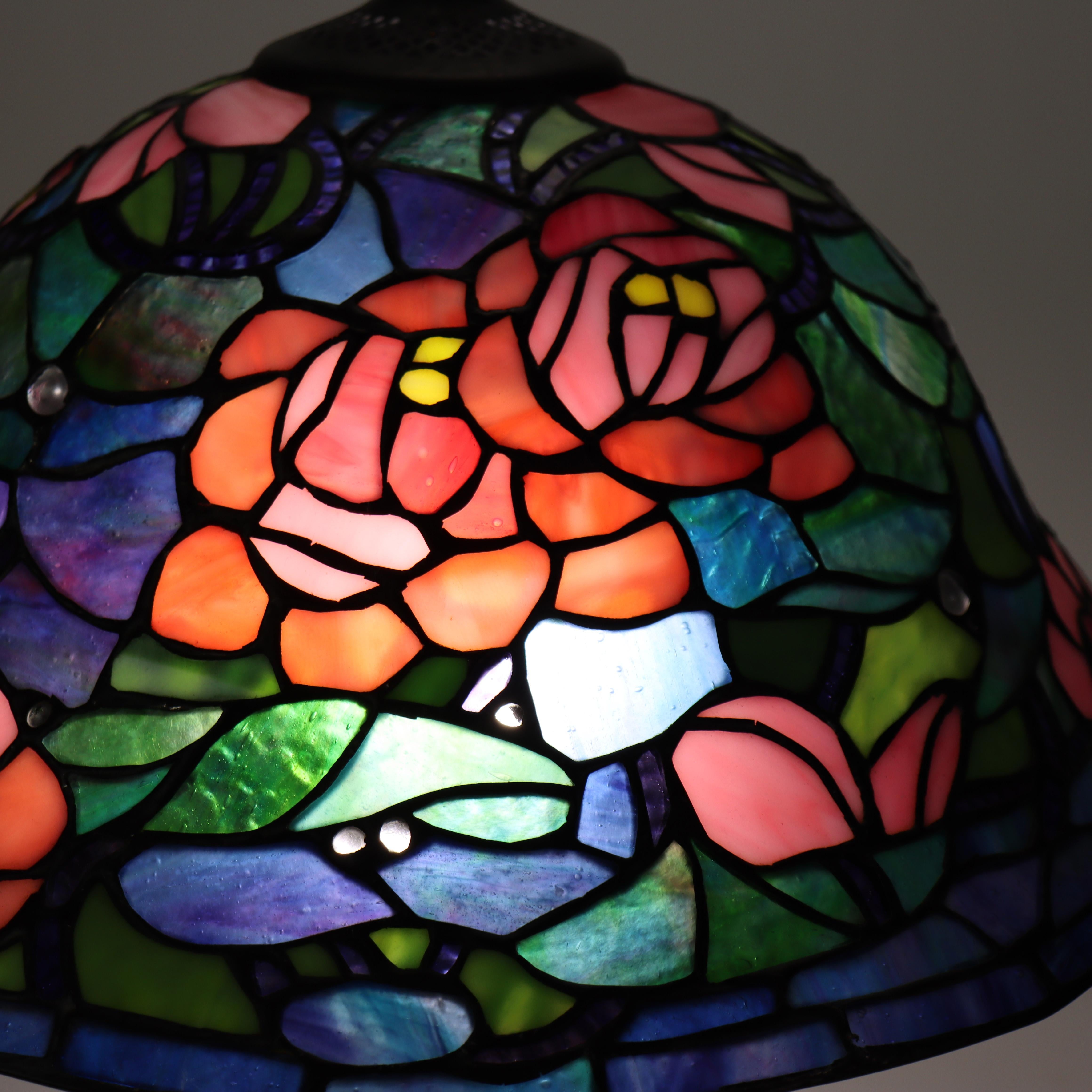 Lampada da tavolo in vetro macchiato a piombo Arts & Crafts del XX secolo In condizioni buone in vendita a Big Flats, NY