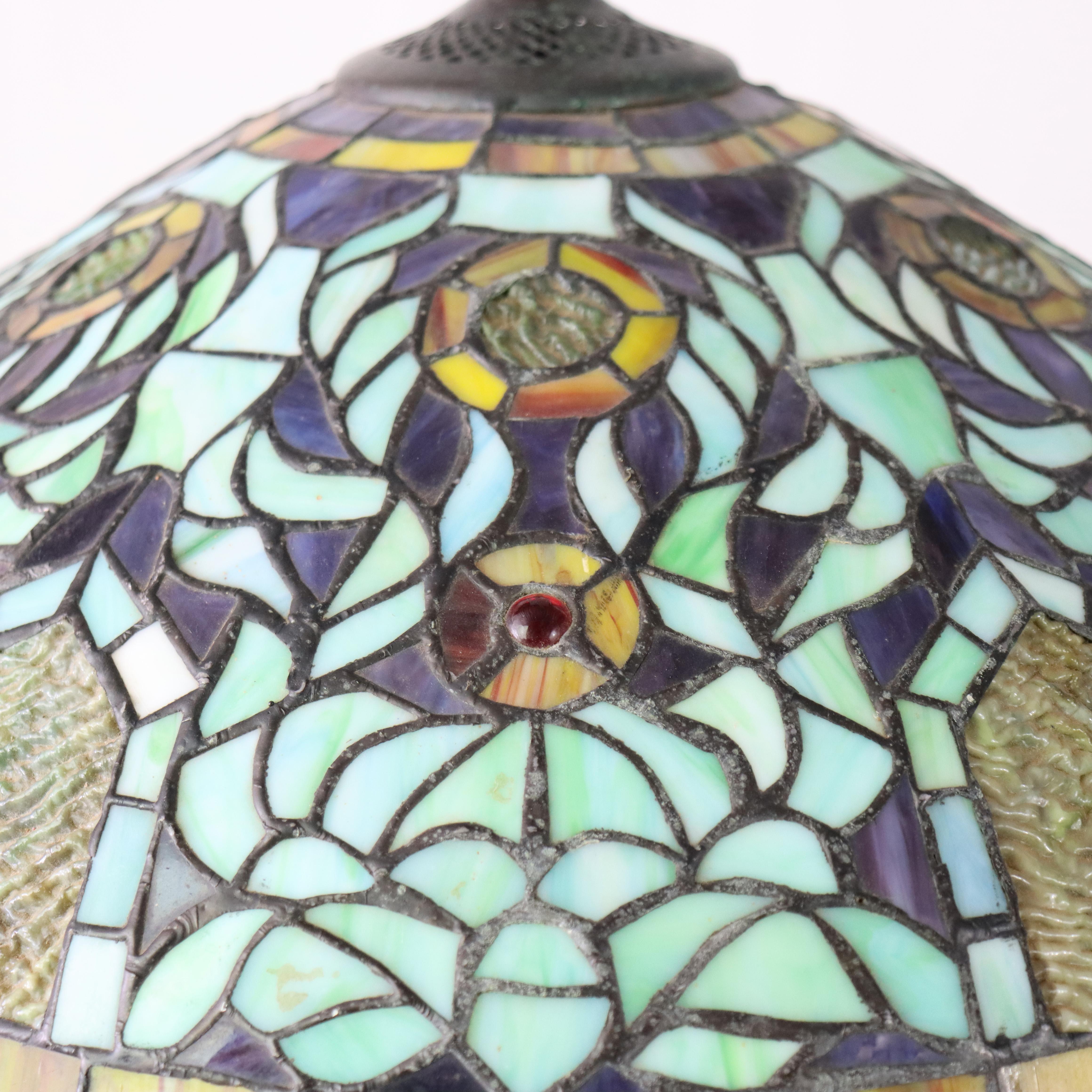 Lampe de table Arts & Crafts en verre teinté au plomb 20e siècle Bon état - En vente à Big Flats, NY