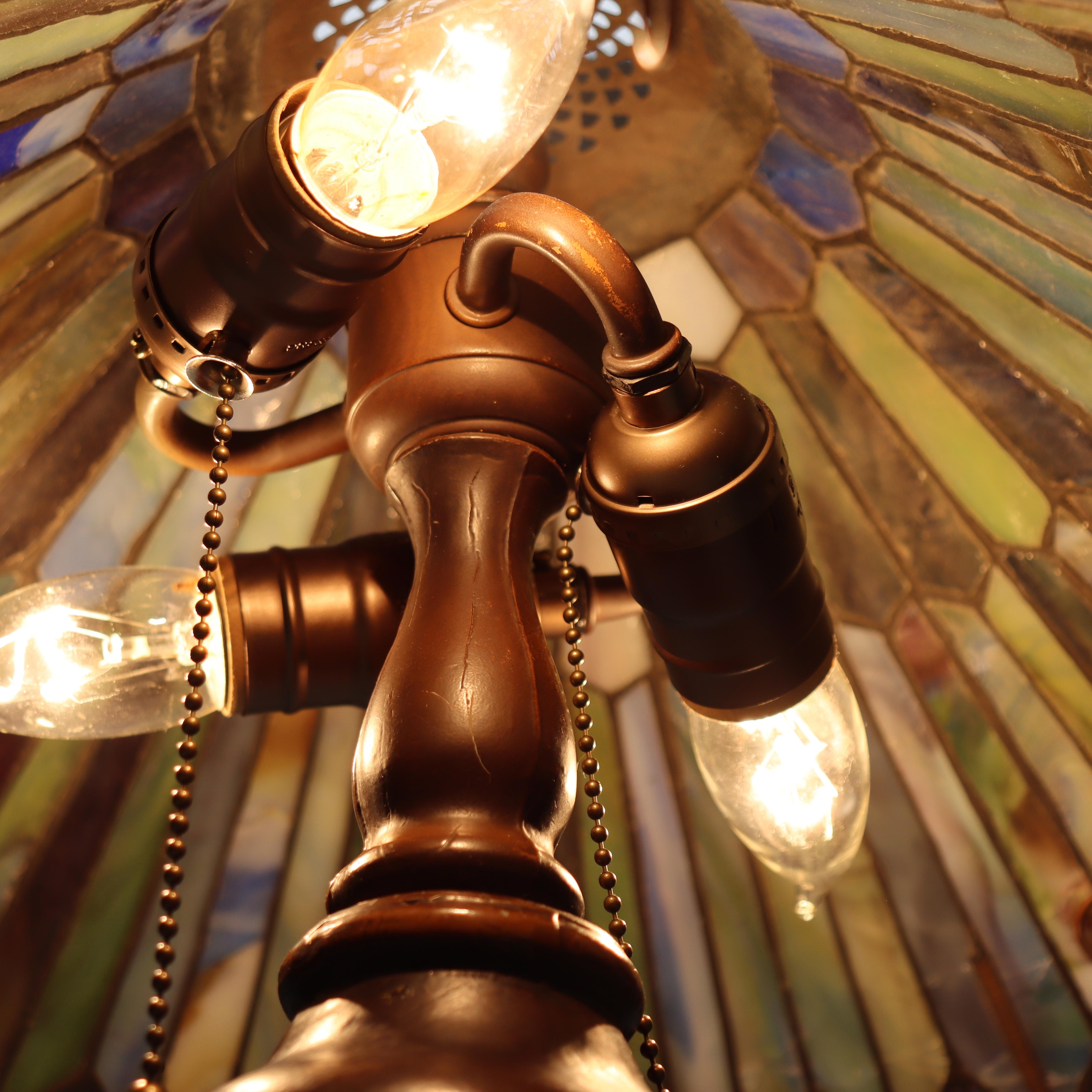Lampada da tavolo in vetro macchiato a piombo Arts & Crafts del XX secolo in vendita 1