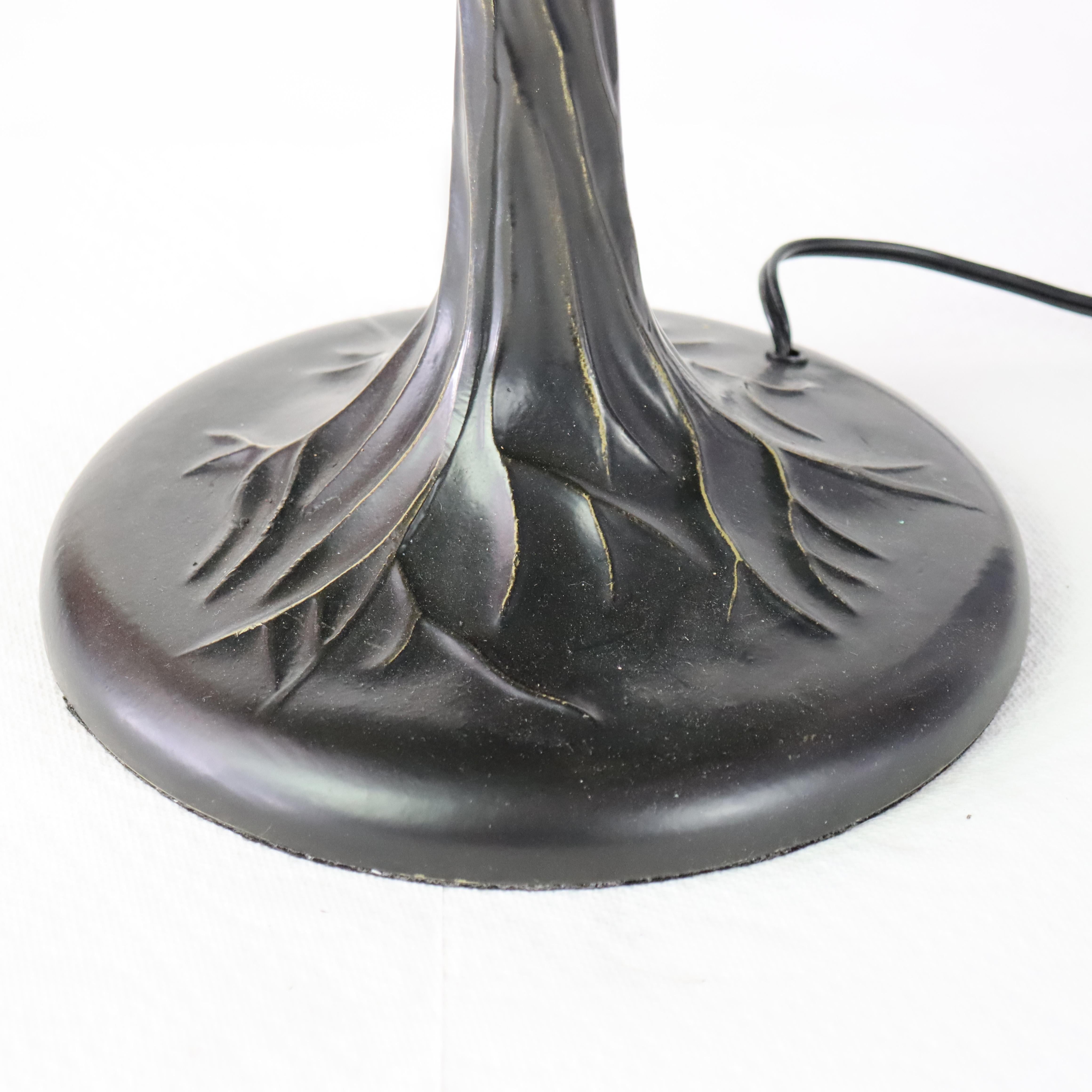 Verre teinté Lampe de table Arts & Crafts en verre teinté au plomb 20e siècle en vente