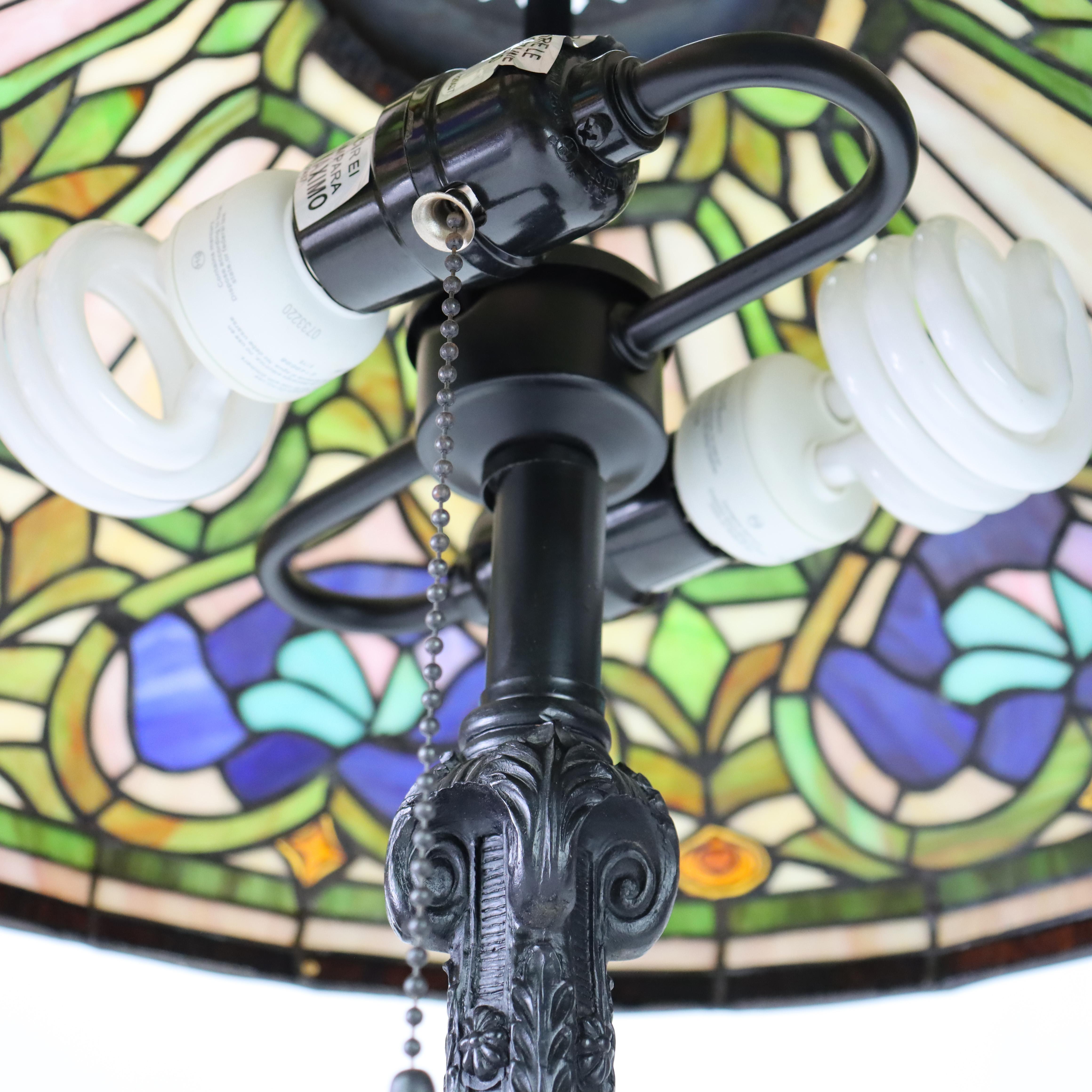 Arts & Crafts Leaded Stained Glass Table Lamp 20thC For Sale 1