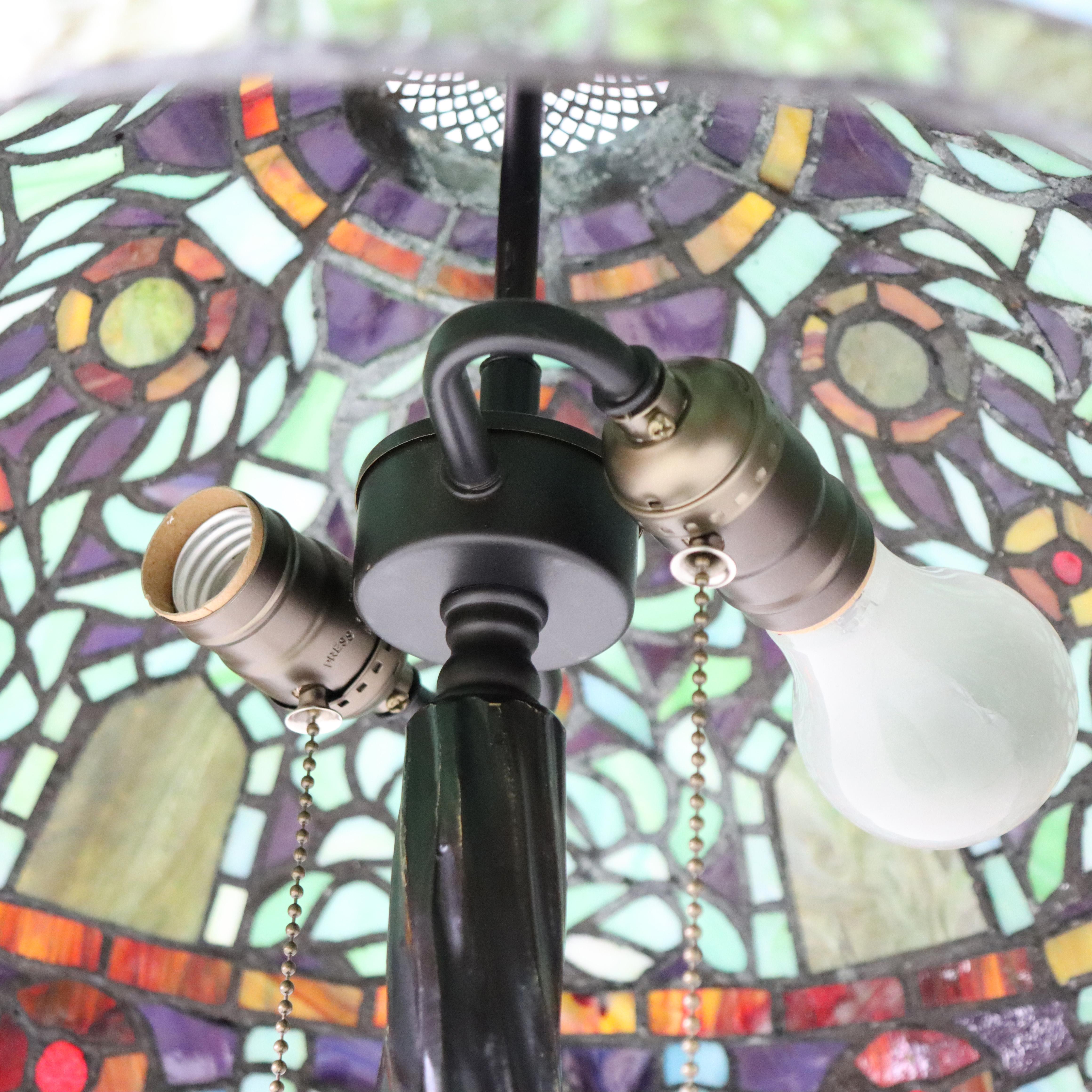 Lampe de table Arts & Crafts en verre teinté au plomb 20e siècle en vente 1