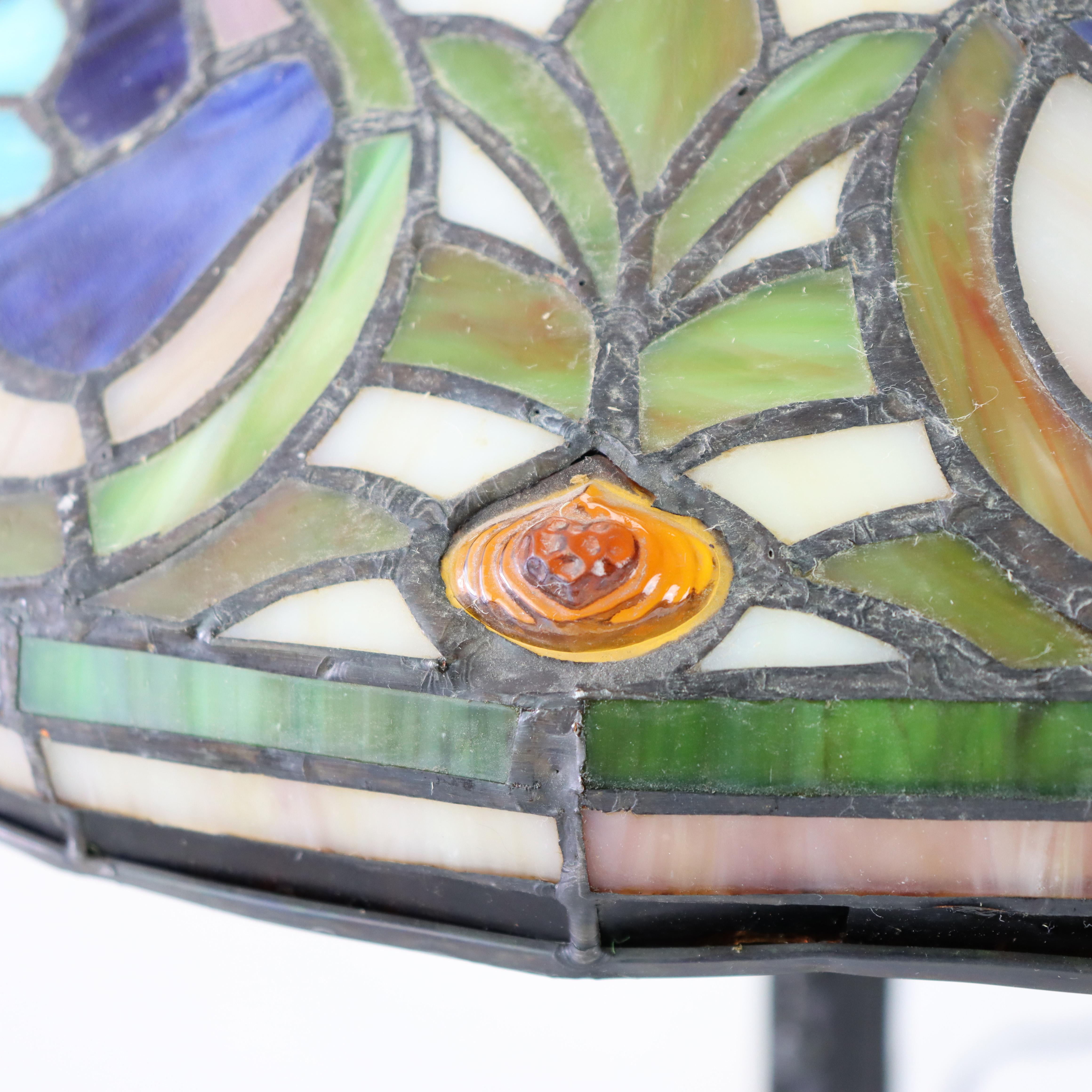 Arts & Crafts Leaded Stained Glass Table Lamp 20thC For Sale 3