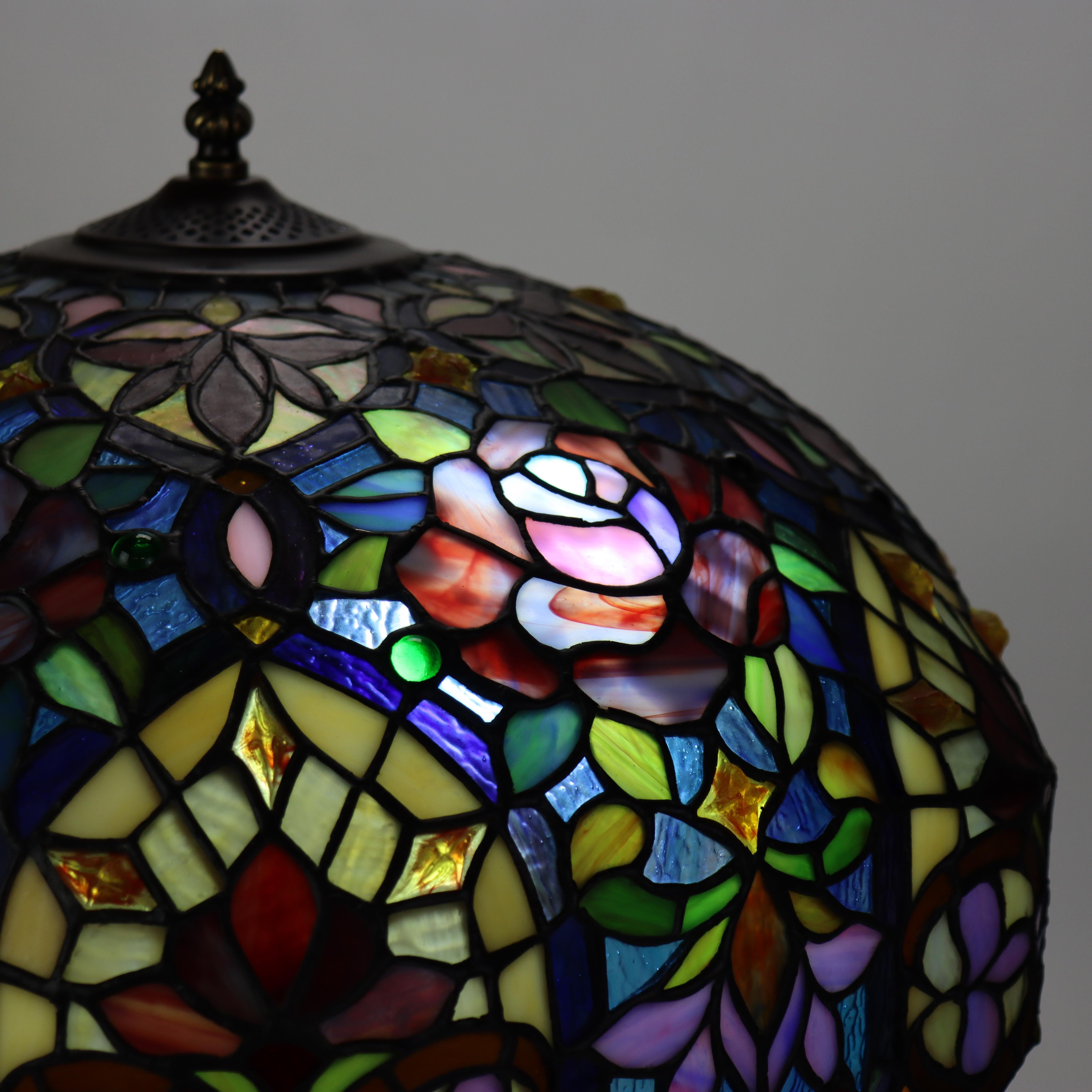 Américain Lampe de table Arts & Crafts en verre teinté au plomb, motif floral stylisé,  20e siècle en vente