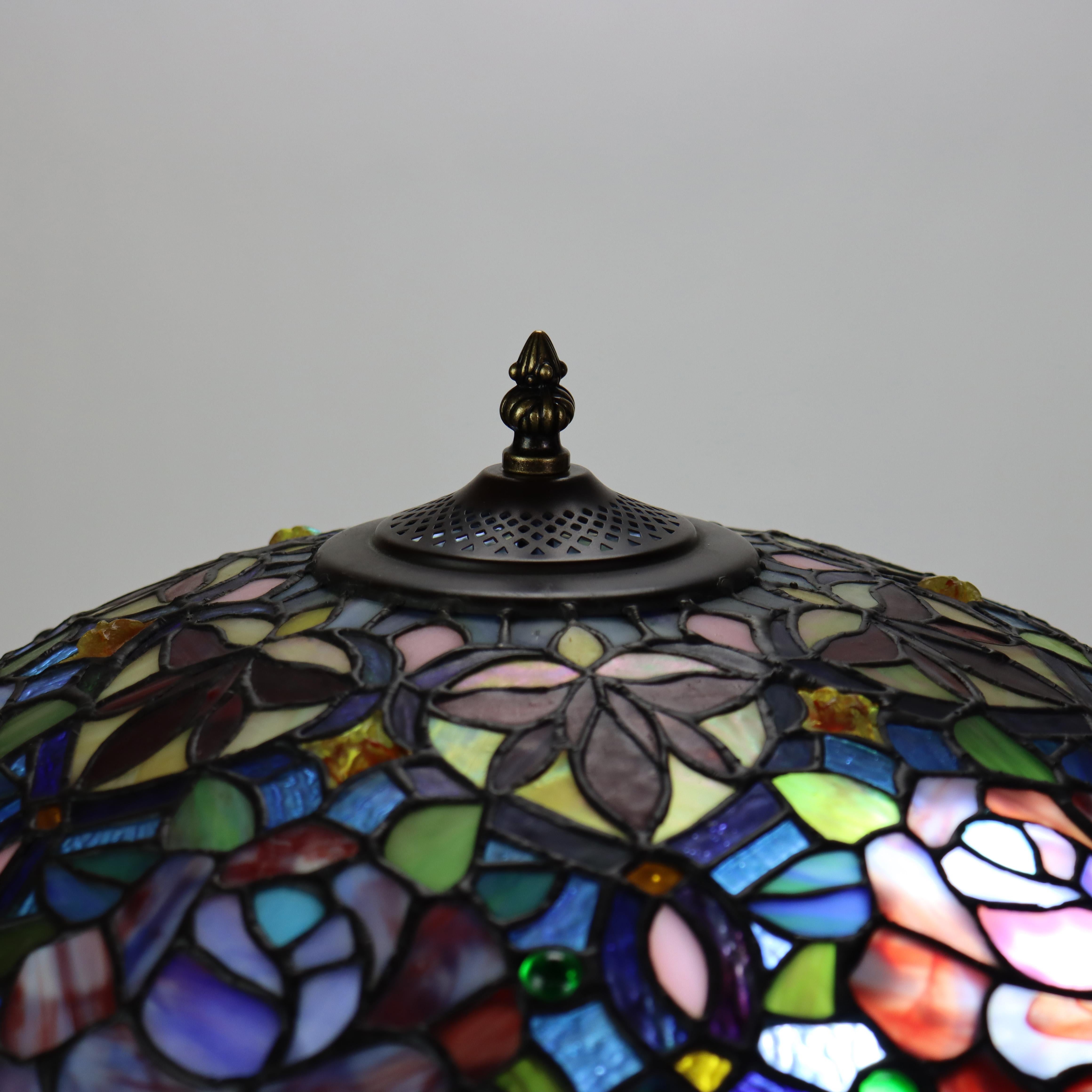 Lampe de table Arts & Crafts en verre teinté au plomb, motif floral stylisé,  20e siècle Bon état - En vente à Big Flats, NY
