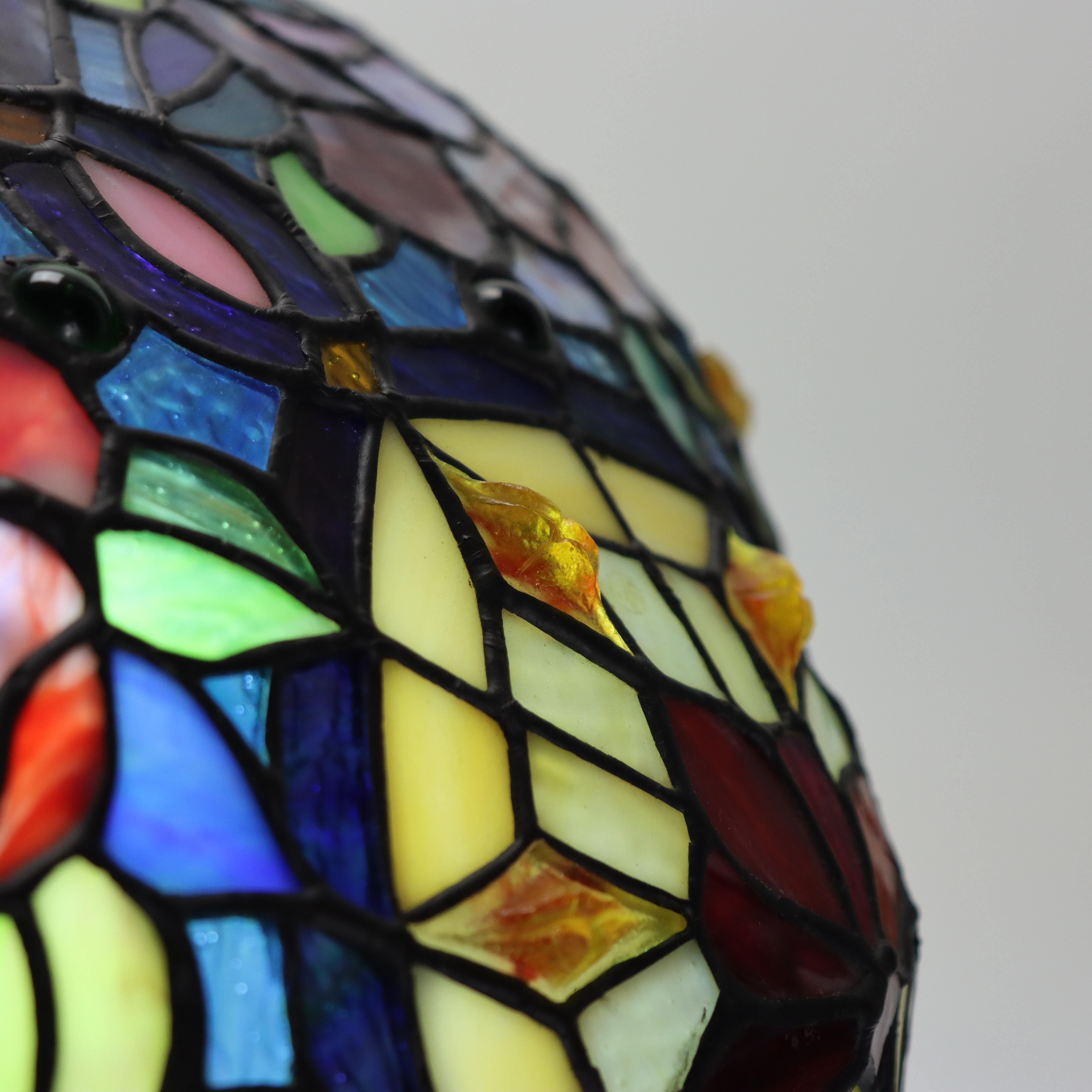 Verre teinté Lampe de table Arts & Crafts en verre teinté au plomb, motif floral stylisé,  20e siècle en vente