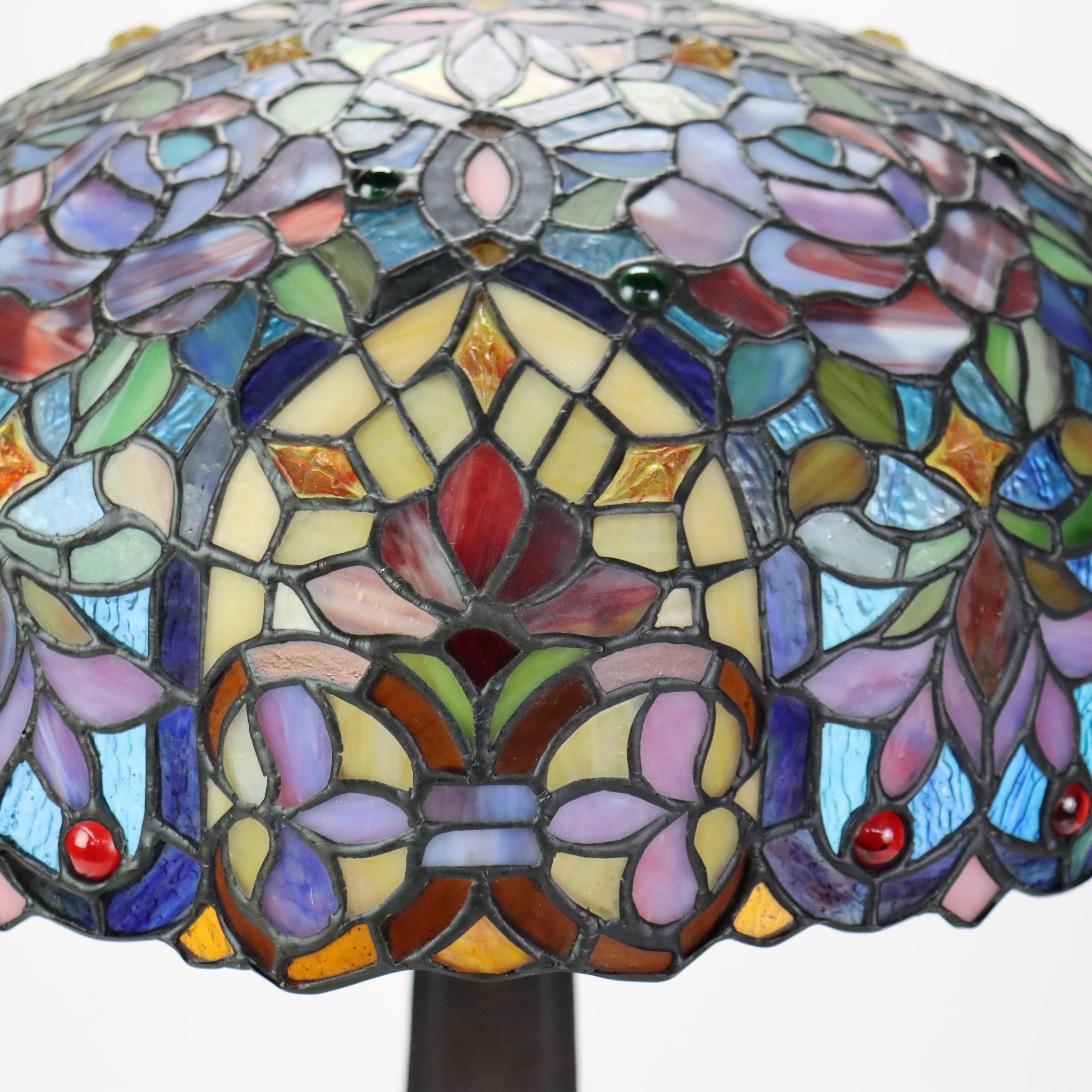 Lampe de table Arts & Crafts en verre teinté au plomb, motif floral stylisé,  20e siècle en vente 1