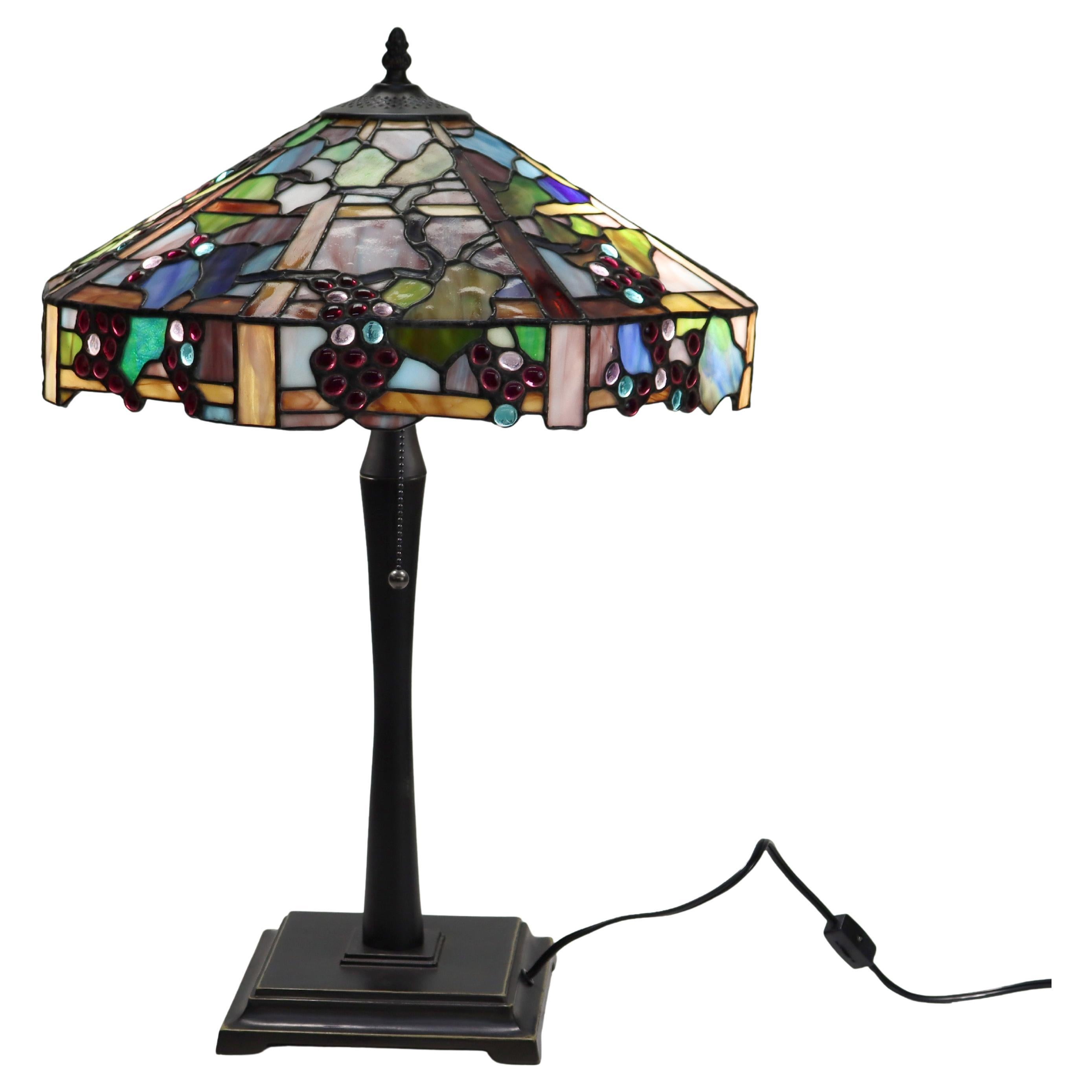 Lampe de table en verre plombé Arts & Crafts, raisin et feuille stylisés, 20e siècle