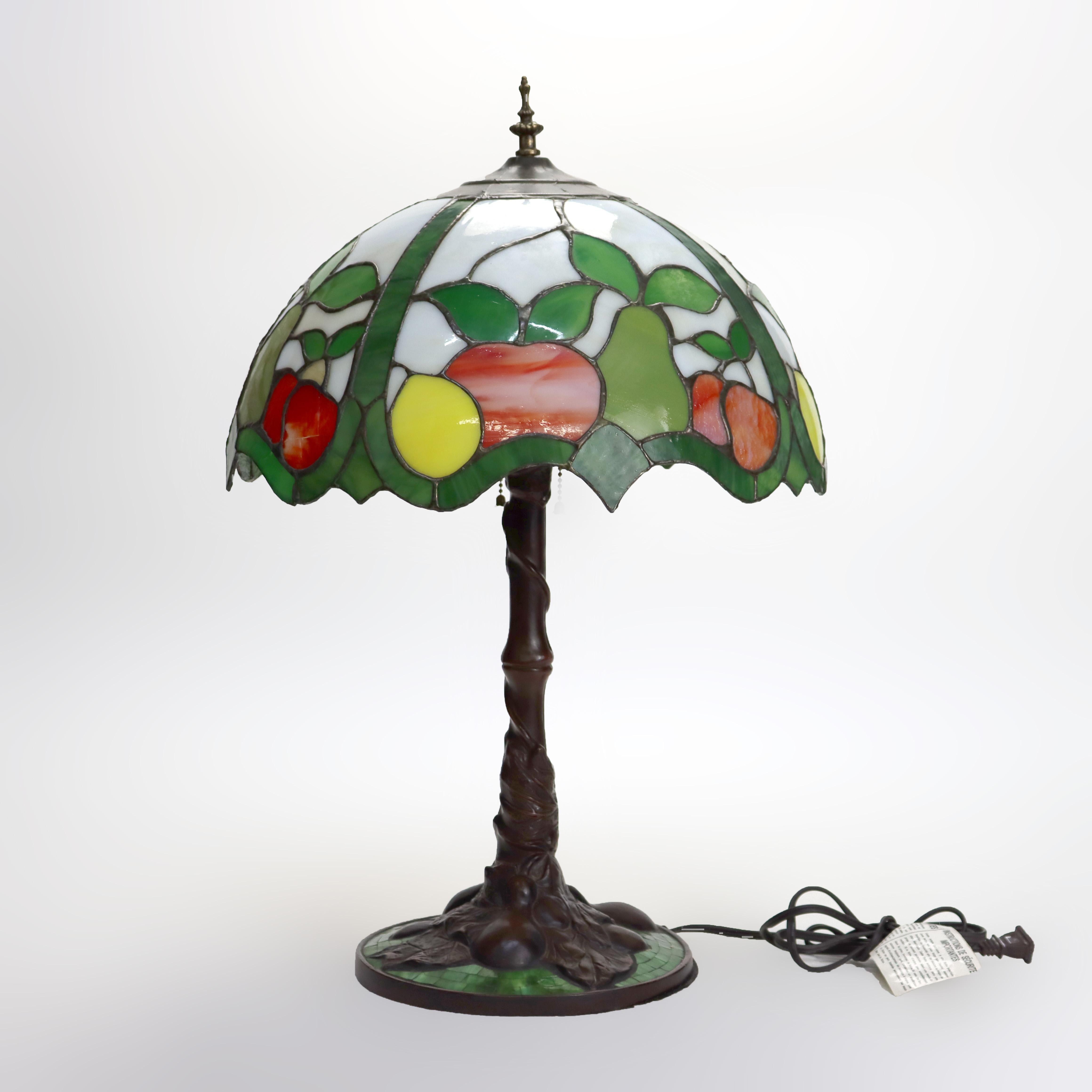 Arts & Crafts Stained glass Tischlampe mit Frucht Design/One 20thC (Arts and Crafts) im Angebot