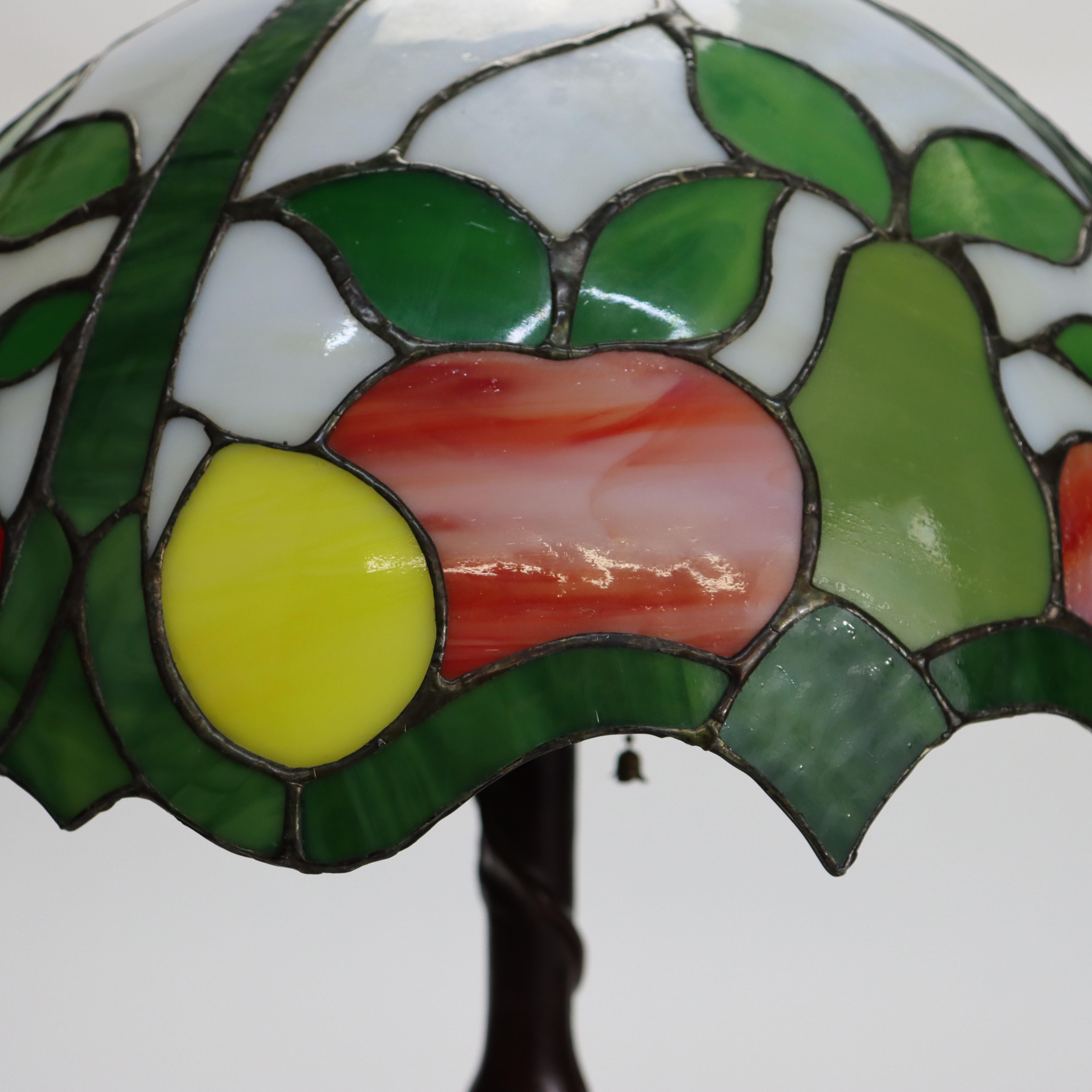 Arts & Crafts Stained glass Tischlampe mit Frucht Design/One 20thC im Zustand „Gut“ im Angebot in Big Flats, NY