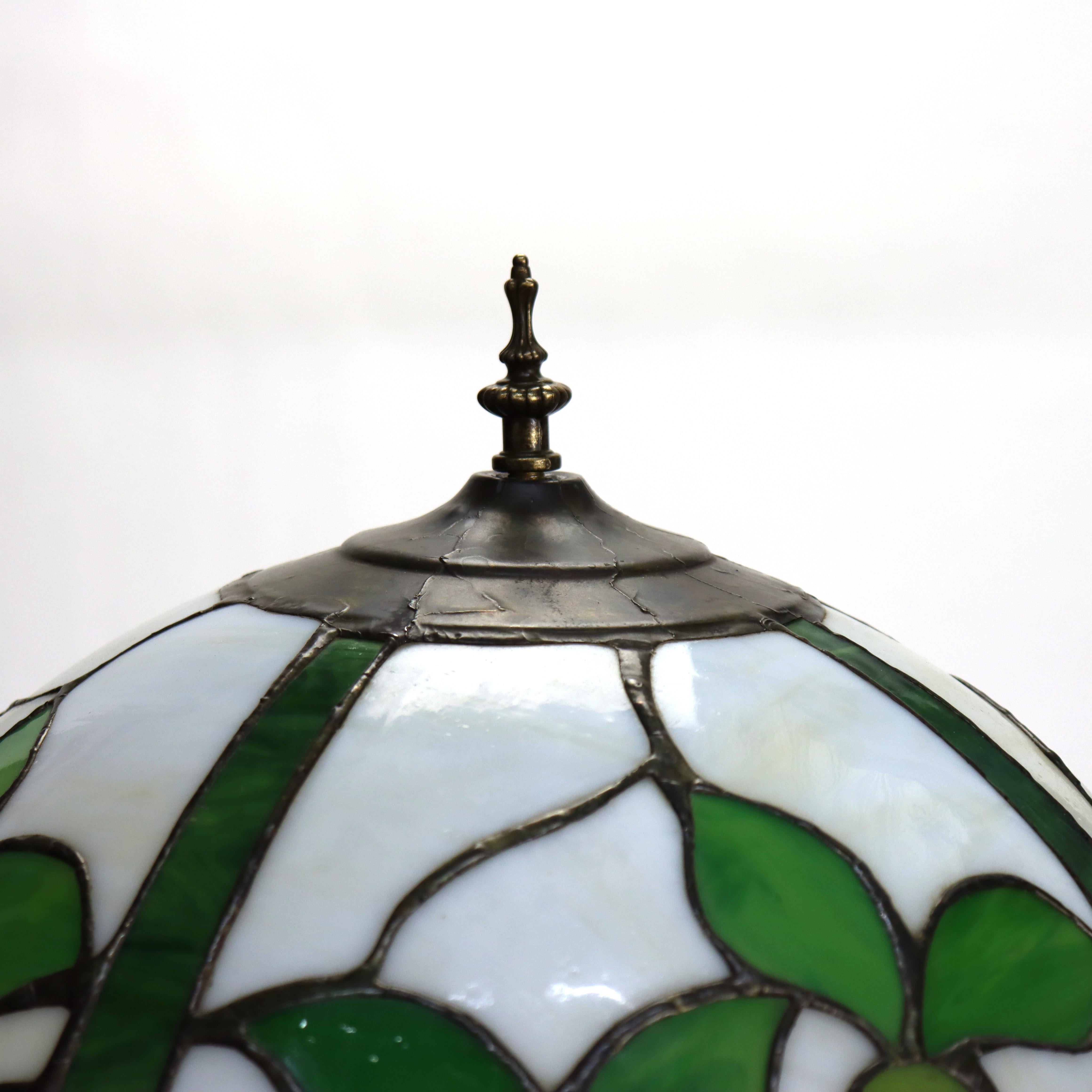 Arts & Crafts Stained glass Tischlampe mit Frucht Design/One 20thC (20. Jahrhundert) im Angebot
