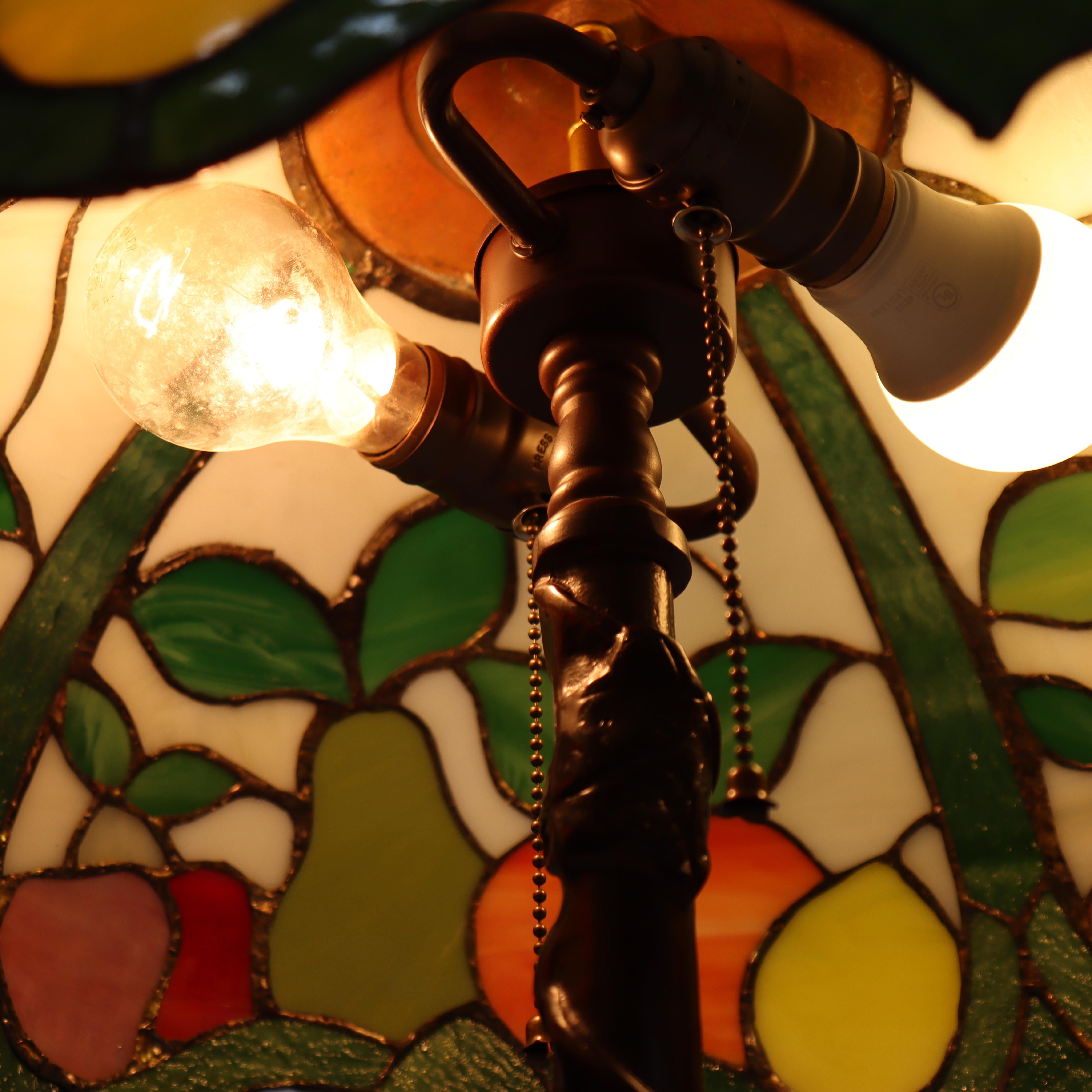 Arts & Crafts Stained glass Tischlampe mit Frucht Design/One 20thC im Angebot 1