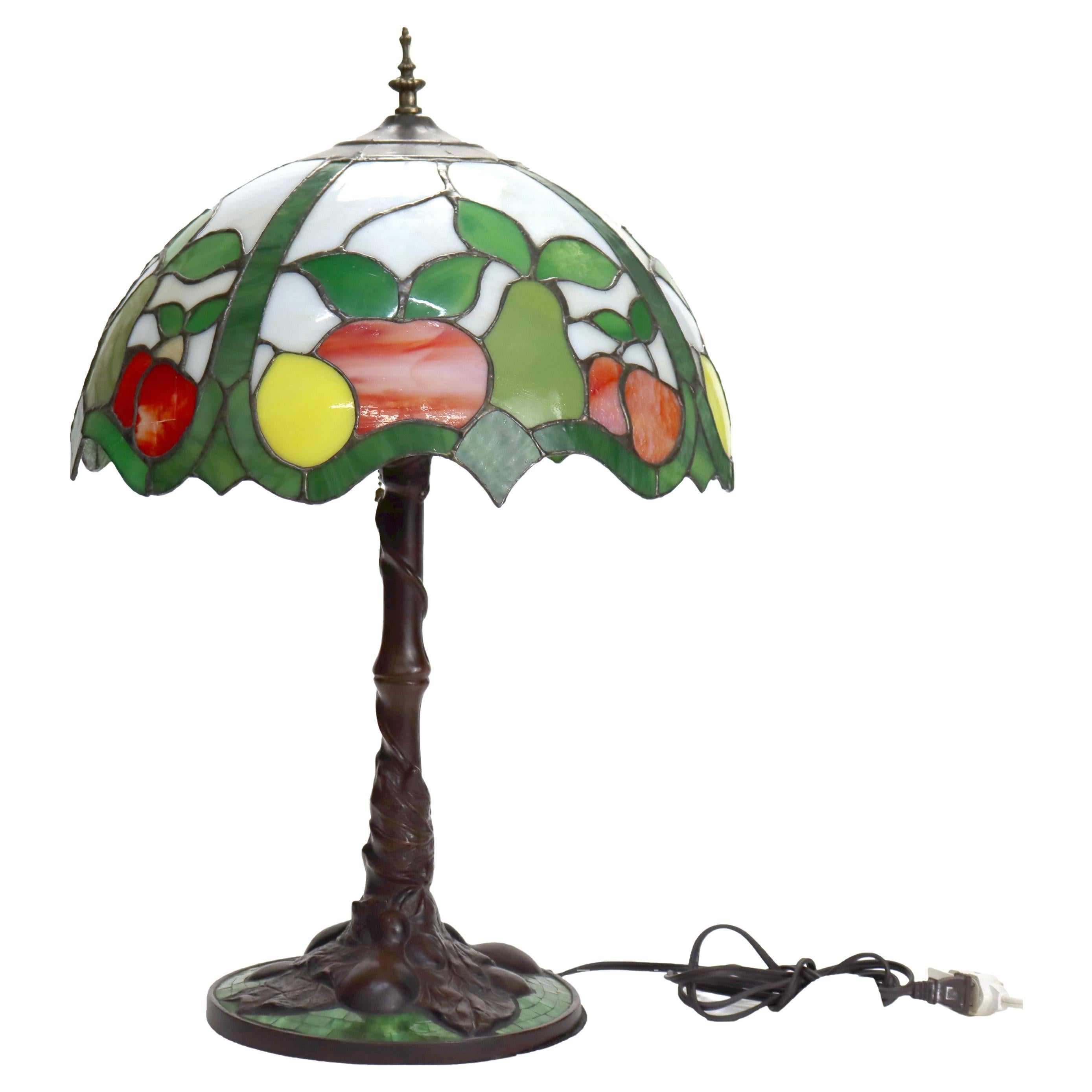 Arts & Crafts Stained glass Tischlampe mit Frucht Design/One 20thC im Angebot