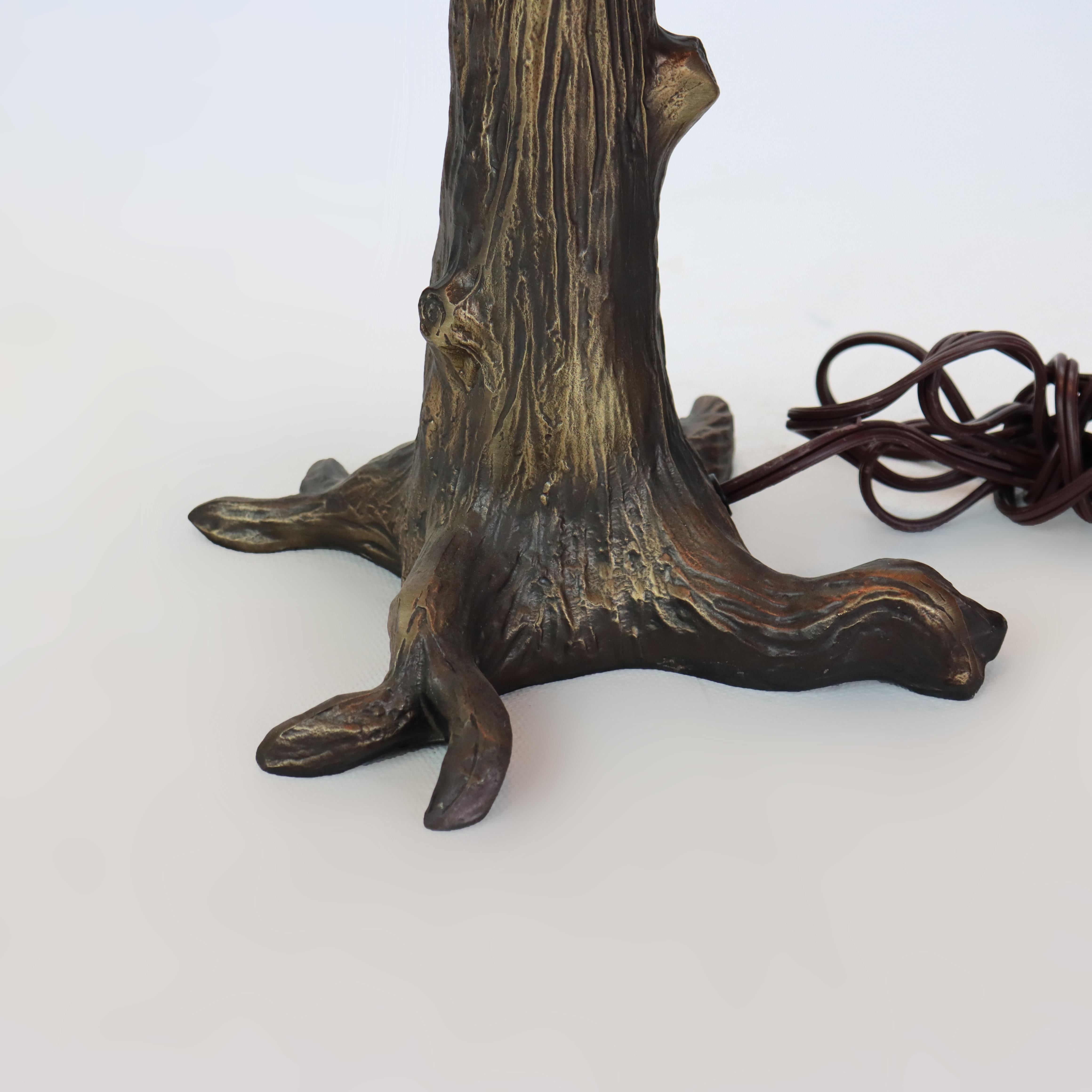Lámpara de sobremesa de vidrieras emplomadas Arts & Crafts con base en forma de baúl S. XX siglo XX en venta