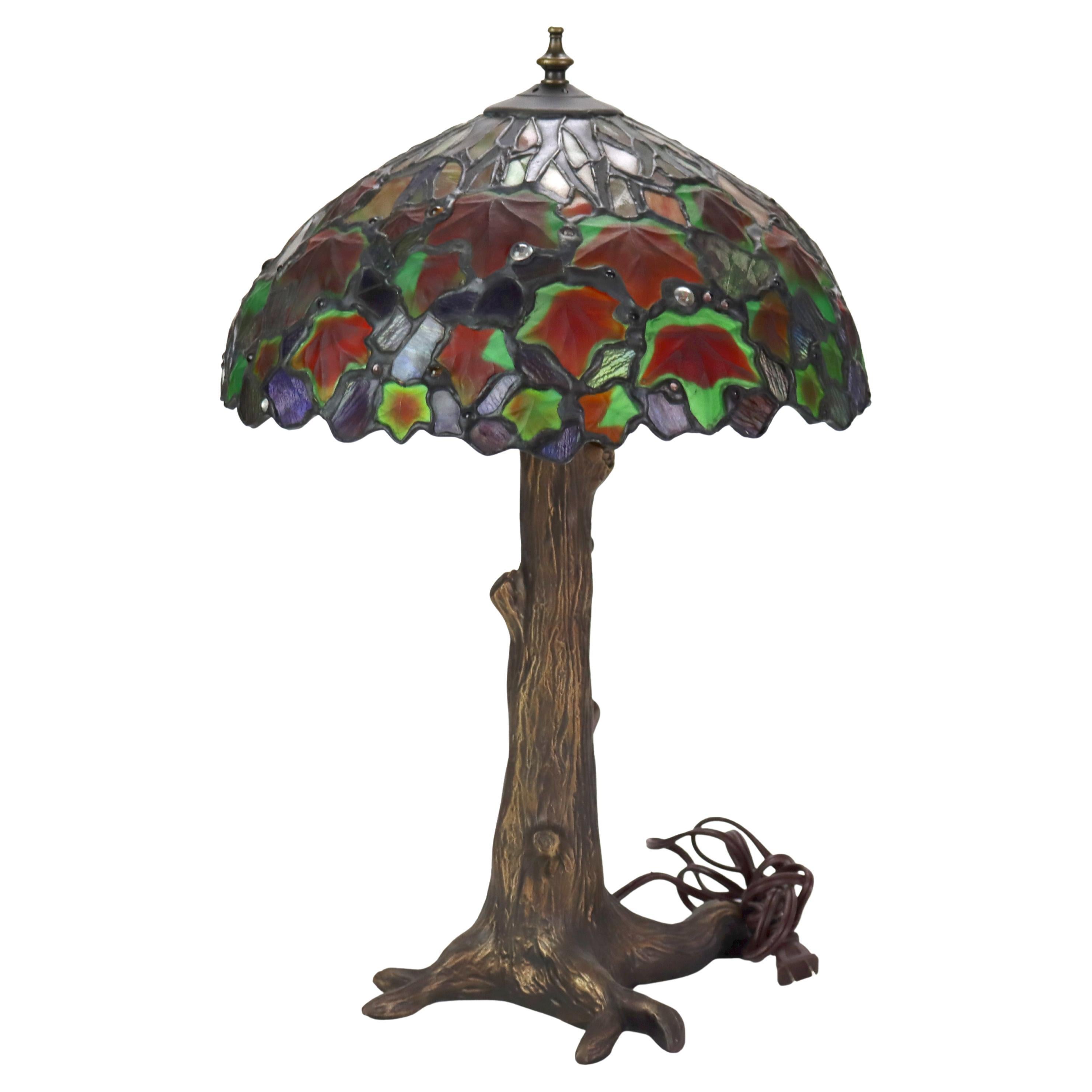 Lámpara de sobremesa de vidrieras emplomadas Arts & Crafts con base en forma de baúl S. XX en venta