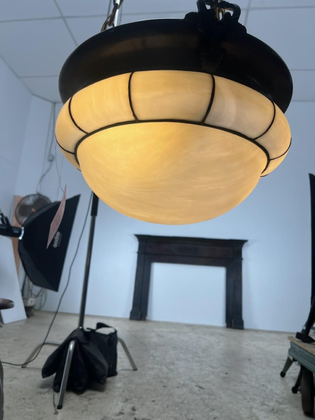 Ciondolo a forma di piatto in vetro bianco con piombo di Arts & Crafts in vendita 7