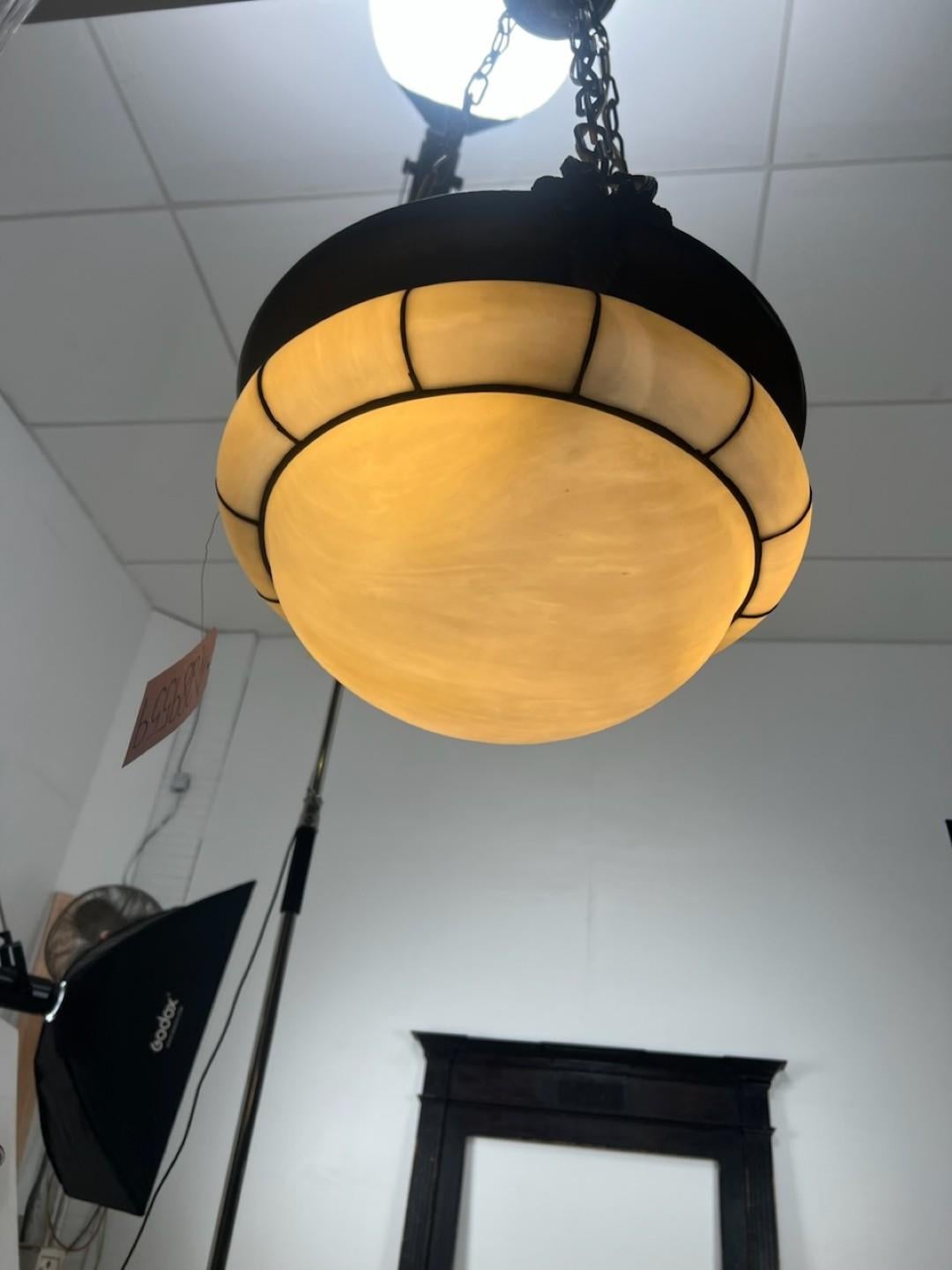 Ciondolo a forma di piatto in vetro bianco con piombo di Arts & Crafts in vendita 8