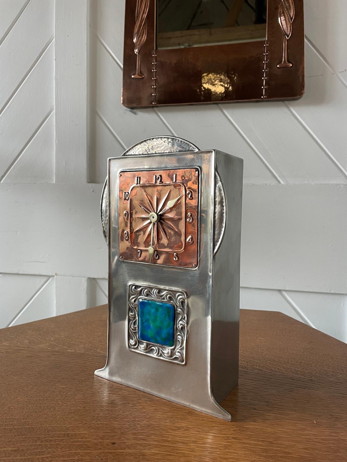 Reloj de sobremesa Arts & Crafts Liberty & Co Estaño, cobre y esmalte azul Inglés