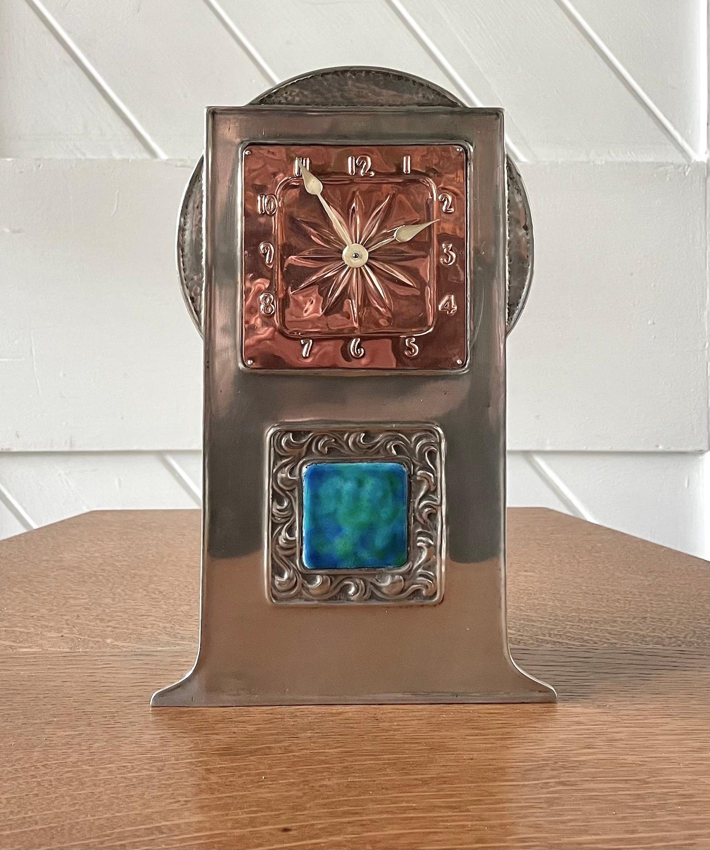 Precioso reloj de sobremesa de estaño pulido Arts & Crafts

Con esfera de cobre y números estilizados

Panel esmaltado azul

Por Liberty & Co.

Alrededor de 1900

El movimiento es Por Lenzkirch

Este reloj ha sido completamente revisado y está en