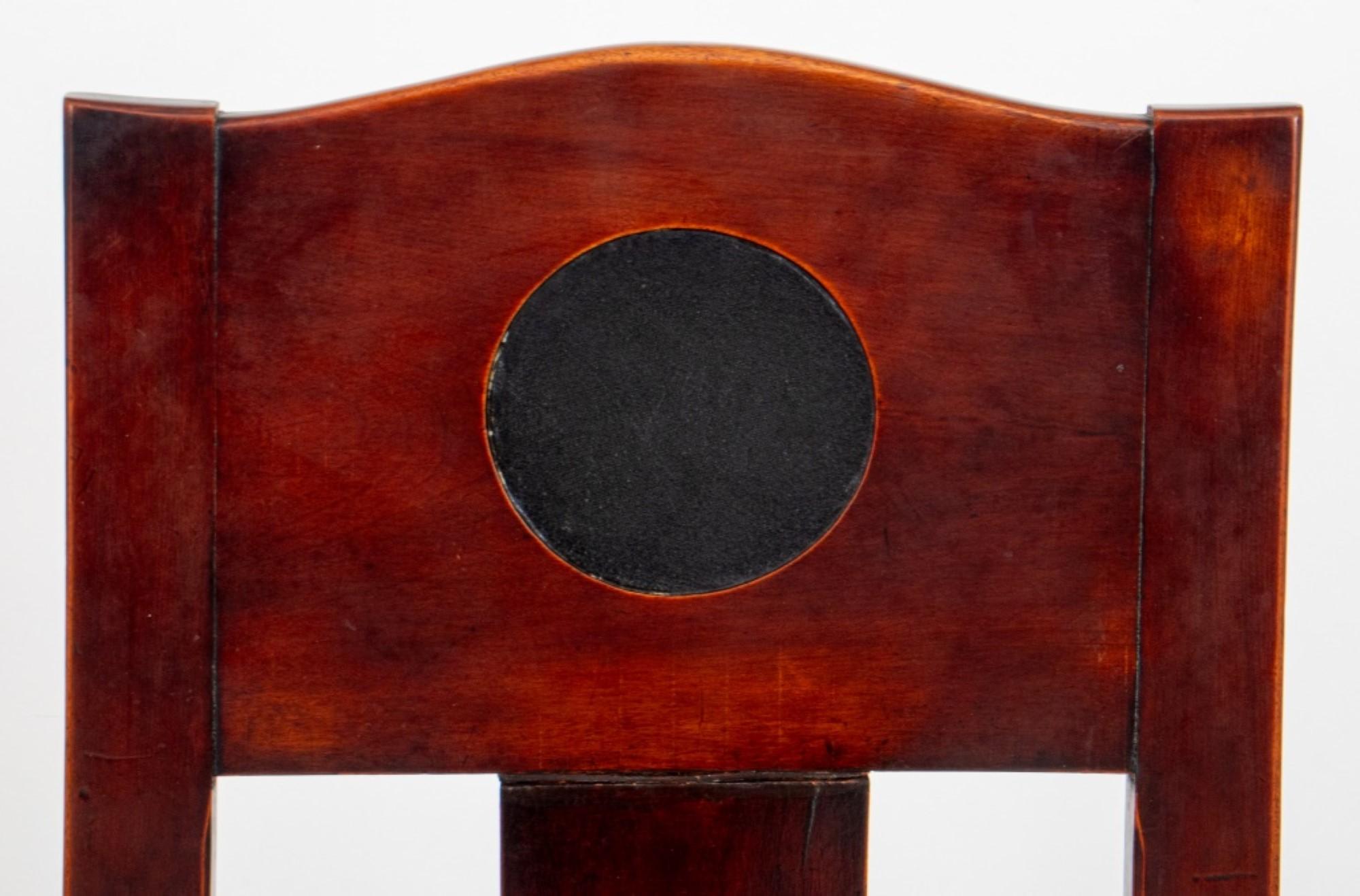 Hochlehniger Stuhl im Mackintosh-Stil, mit Ledersitz und Nagelkopfdetails.

53,5