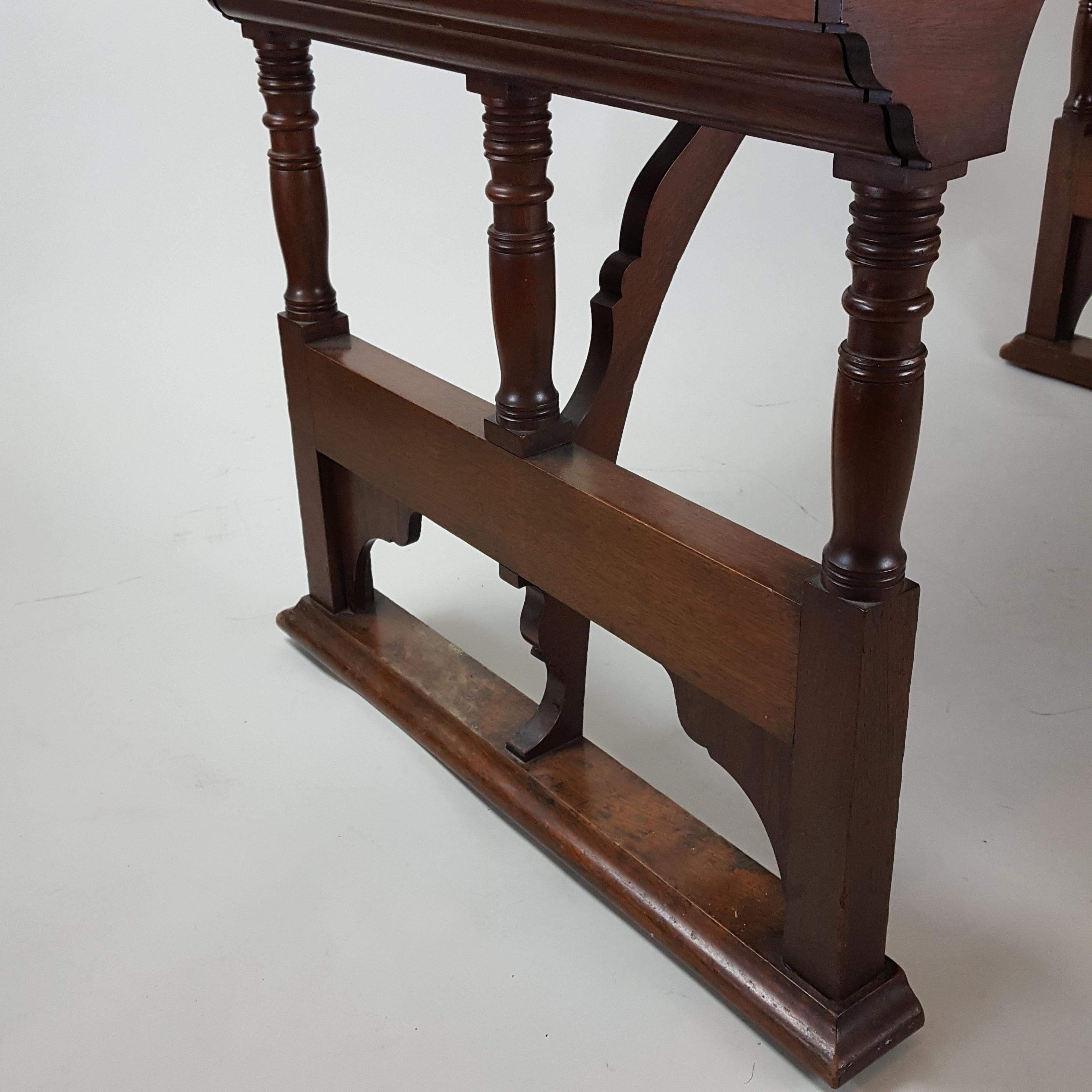 Arts & Cafts Mahagoni-Schreibtisch oder -Schreibtisch, dessen Design Philip Webb für Morris & Co. zugeschrieben wird. Die Oberseite ist mit einem dunkelgrünen Rexin eingelegt. Es handelt sich um ein ungewöhnliches Design mit einem geschwungenen,