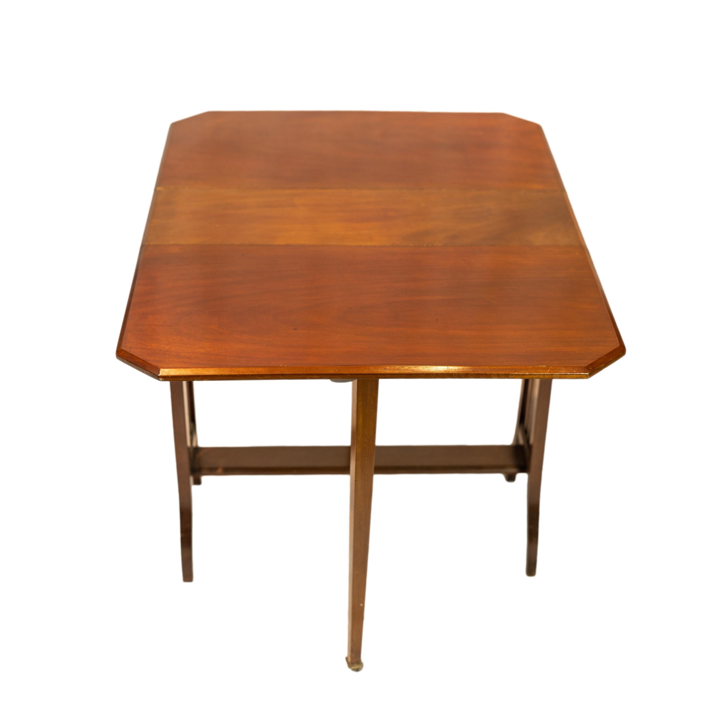 Arts & Crafts Mahogany Drop-Leaf Sutherland Table, Labeled, British, ca. 1900 In Good Condition In Banner Elk, NC