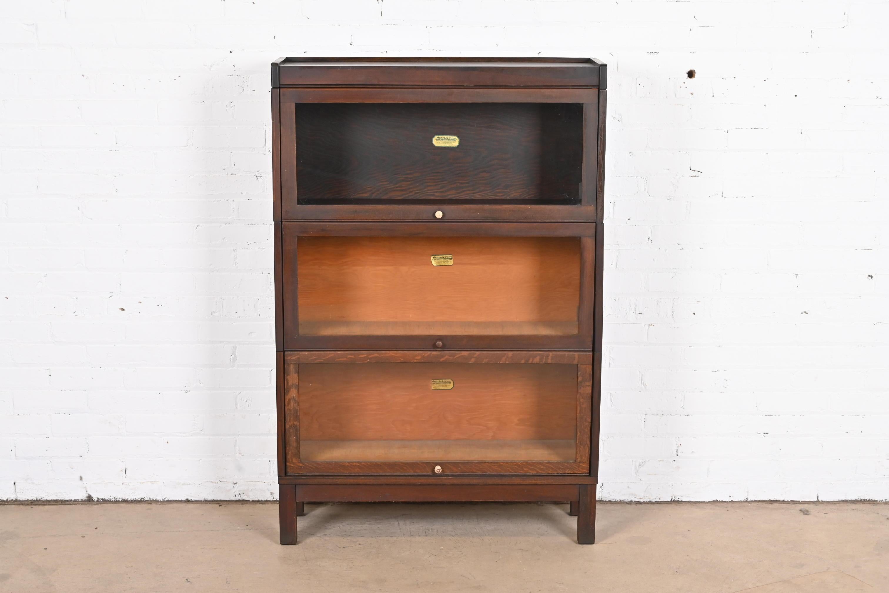 A gorgeous antique Arts & Crafts three-stack mahogany barrister bookcase

By Lundstrom

USA, Circa 1920s

Measures: 33.5