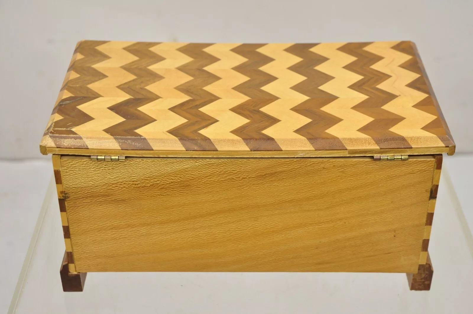 Joyero de baratijas hecho a mano con incrustaciones de damero de madera de caoba Arts & Crafts en venta 3