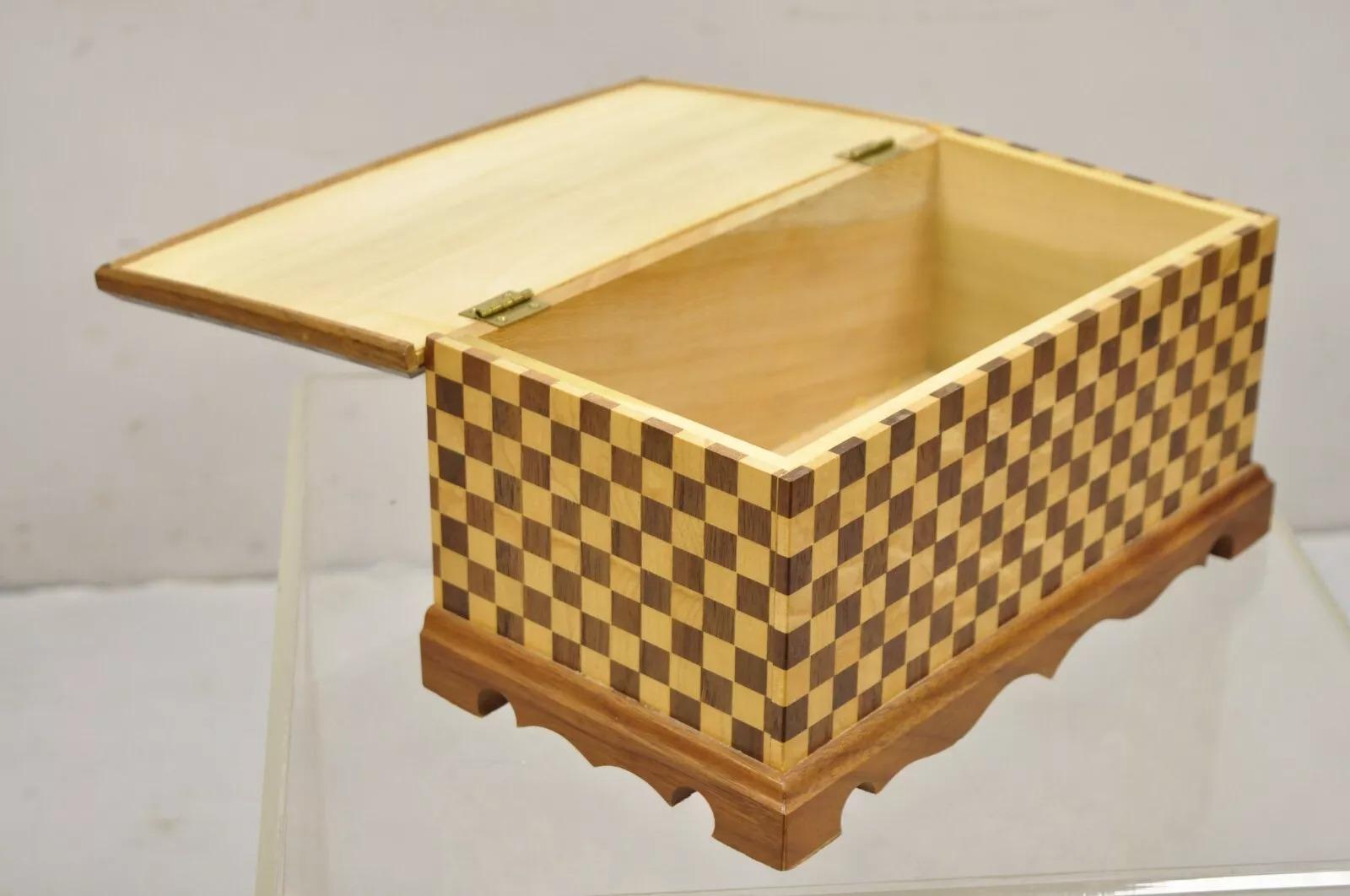 Joyero de baratijas hecho a mano con incrustaciones de damero de madera de caoba Arts & Crafts en venta 4