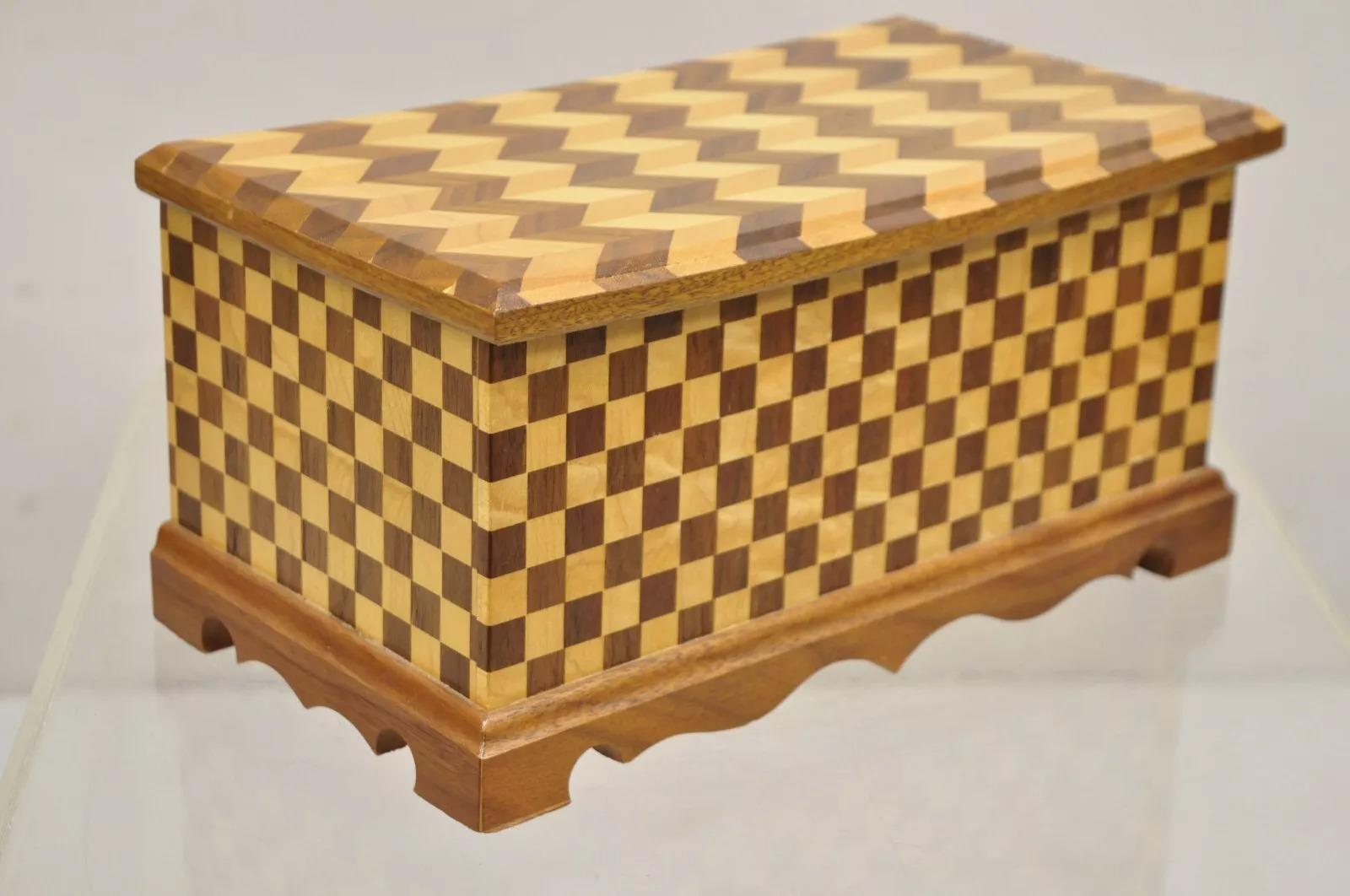 Joyero de baratijas hecho a mano con incrustaciones de damero de madera de caoba Arts & Crafts en venta 5